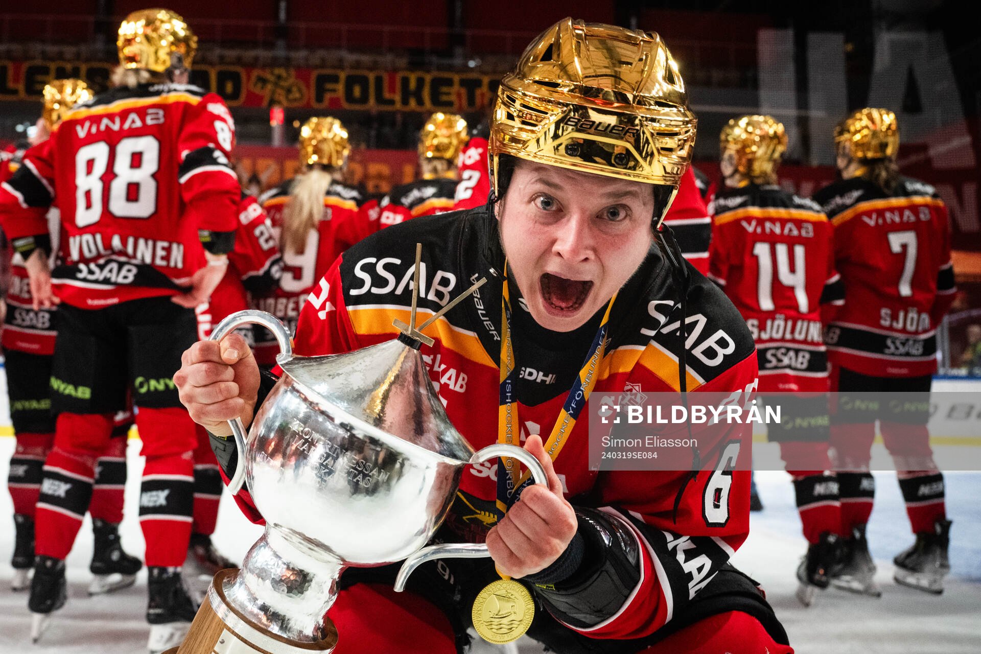Luleås Jenni Hiirikoski jublar med pokalen