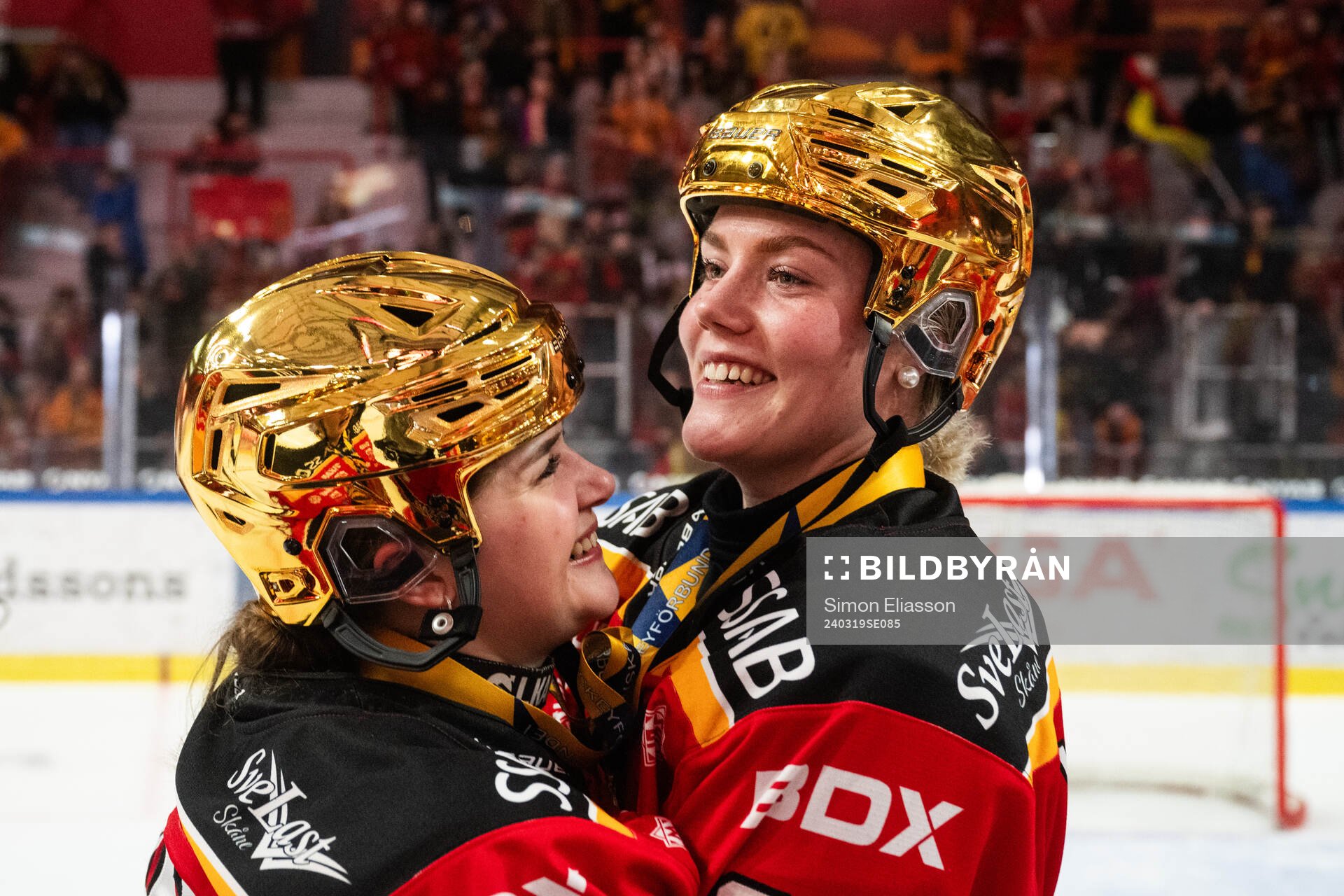 Luleås Sara Lindqvist och Ronja Savolainen jublar