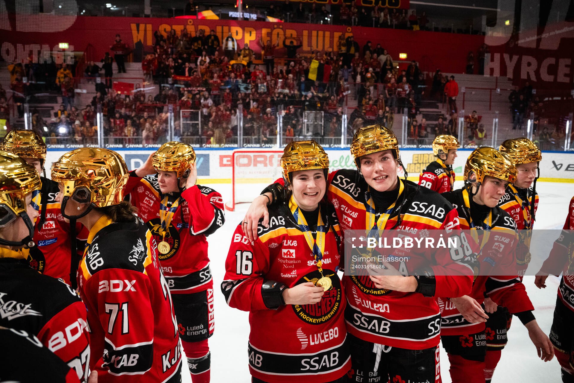 Luleås Petra Nieminen och Ronja Savolainen jublar