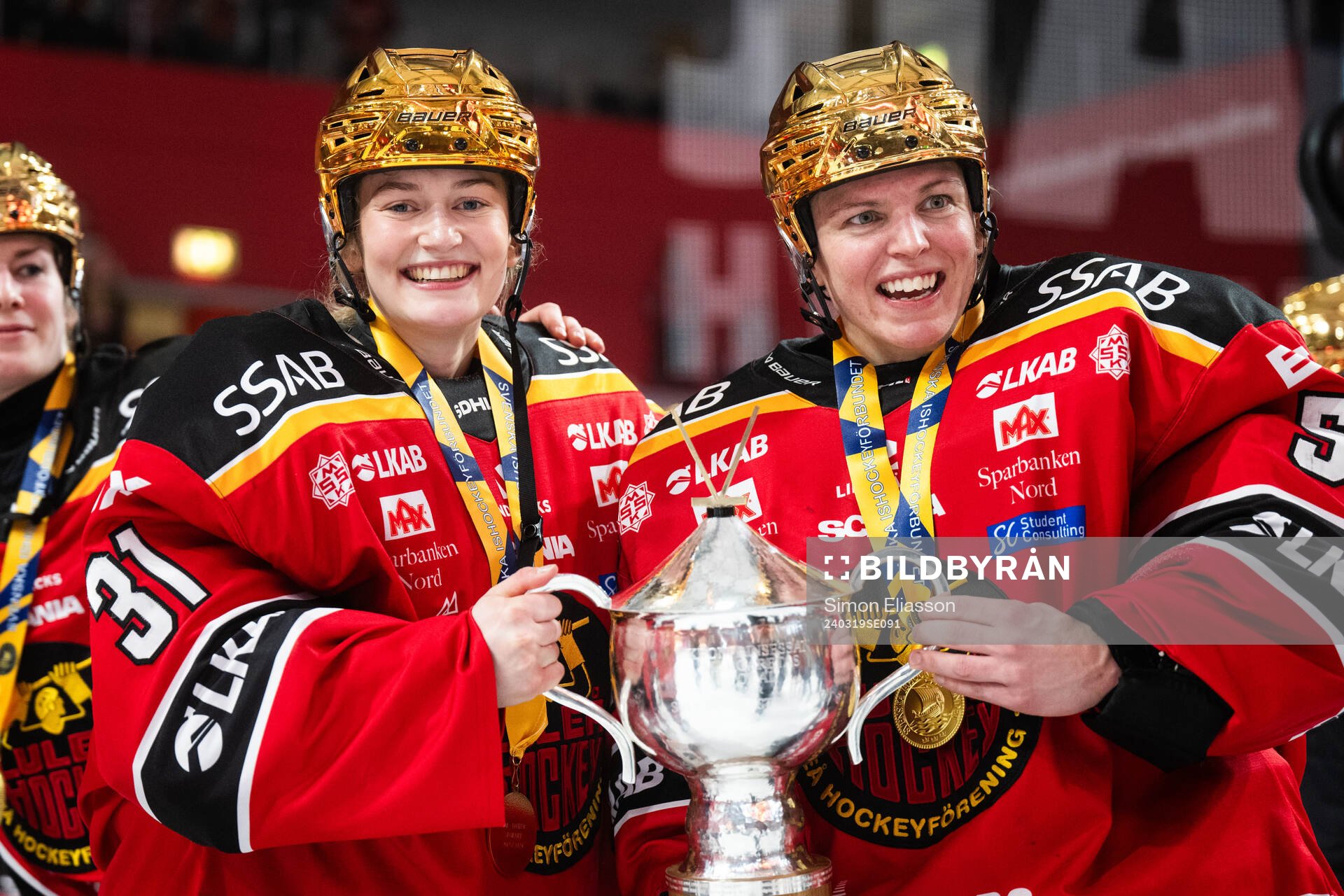 Luleås målvakt Frida Axell och målvakt Sara Grahn jublar
