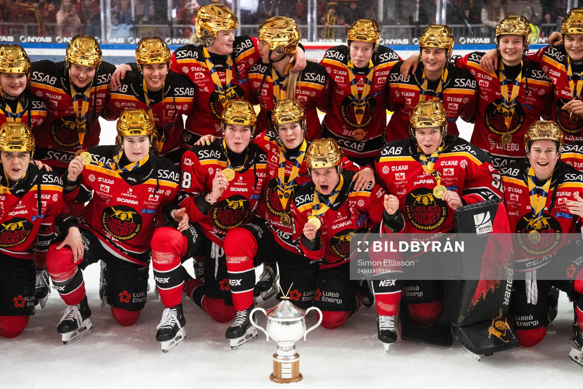 Luleås spelare jublar med pokalen
