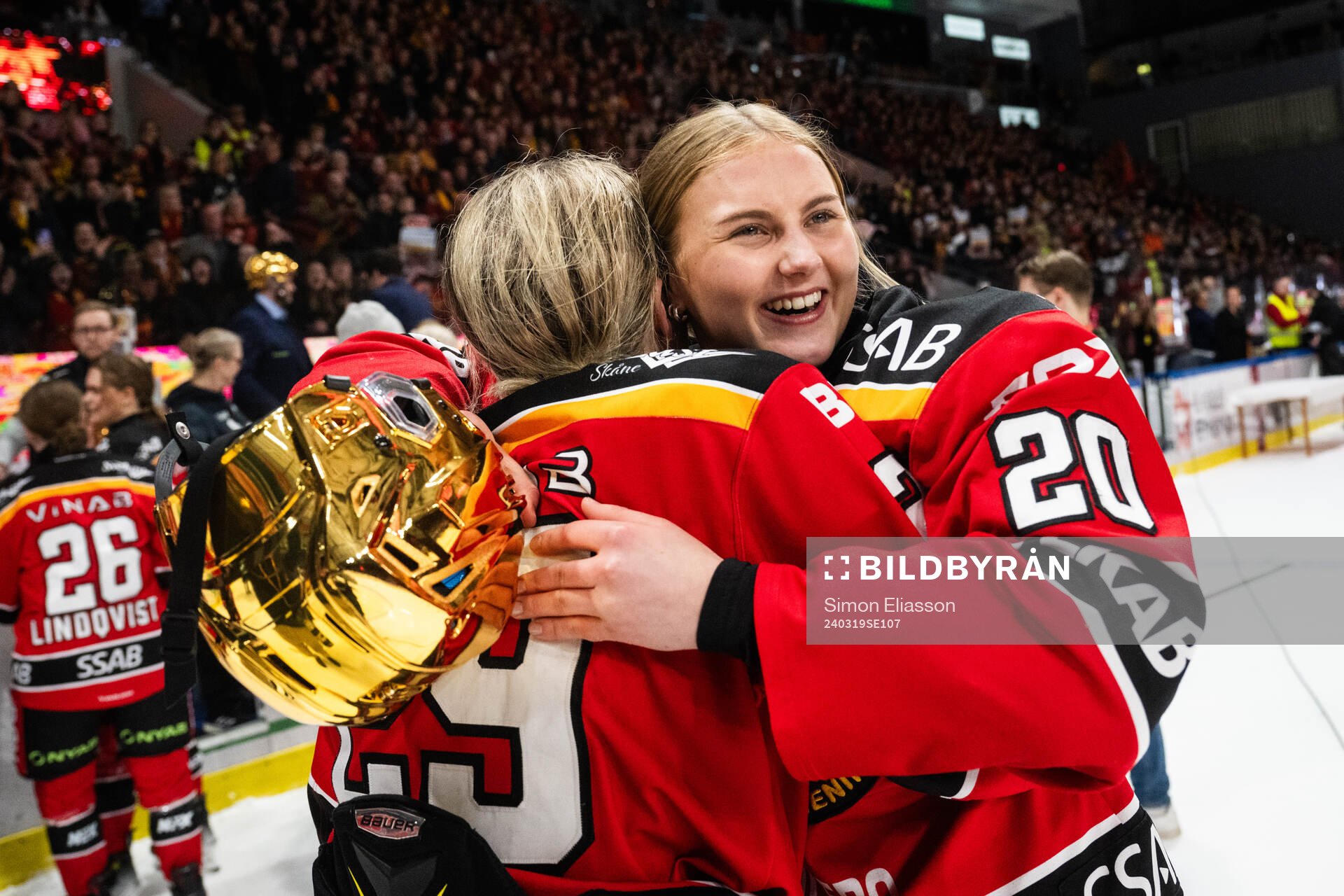 Luleås Emma Nordin och Klara Kenttälä jublar