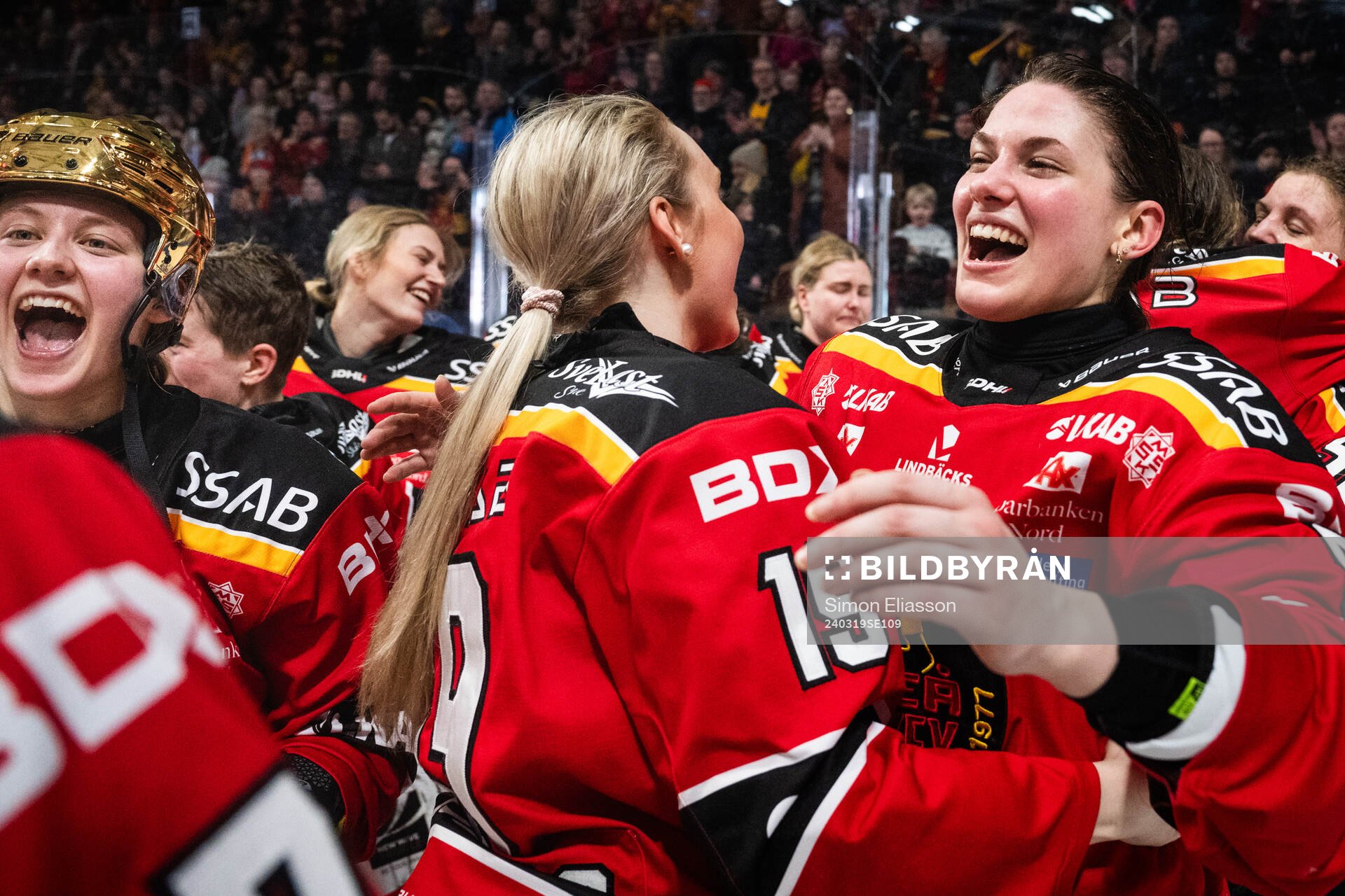 Luleås Stella Sjöberg och Daniela Pejsova jublar
