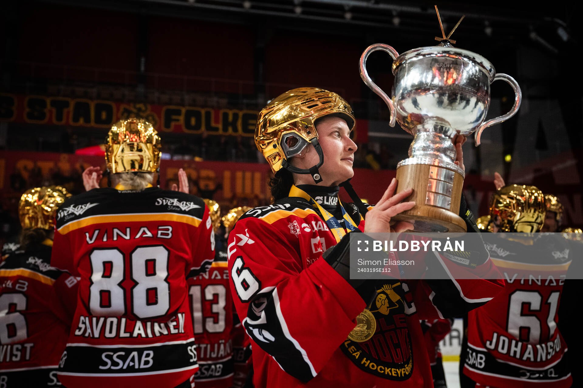 Luleås Jenni Hiirikoski med pokalen