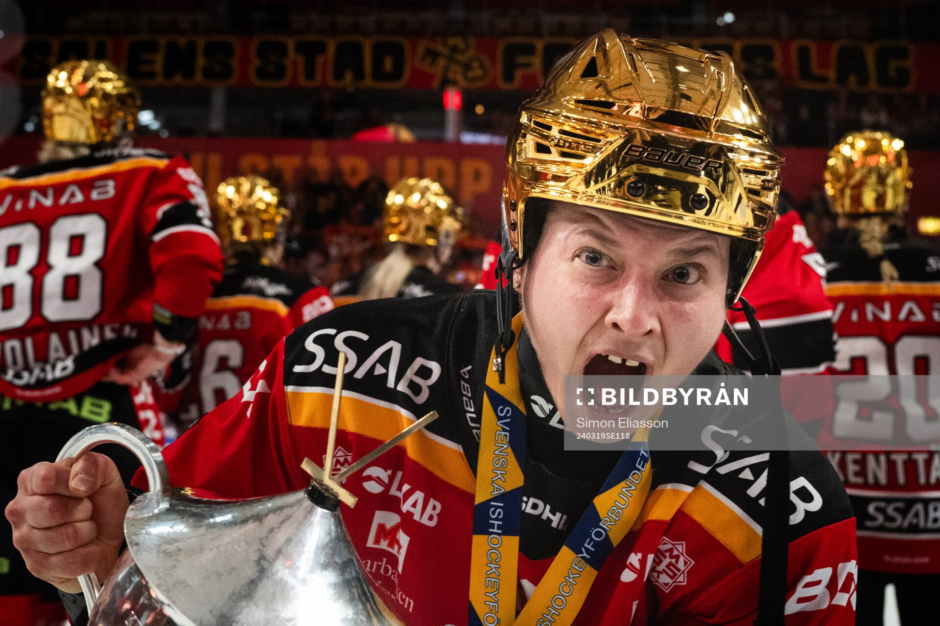 Luleås Jenni Hiirikoski jublar med pokalen