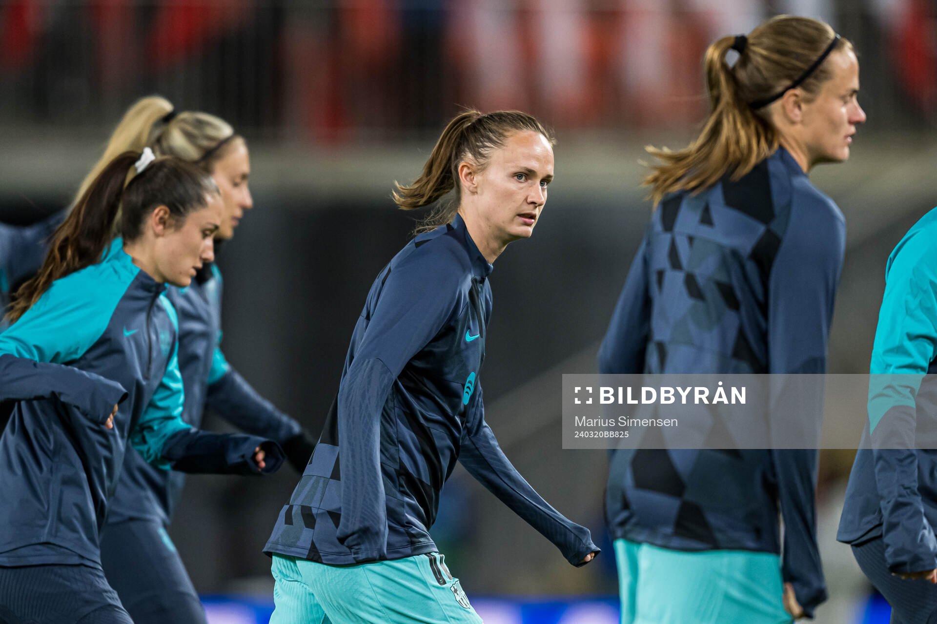Caroline Graham Hansen of Barcelona warms up