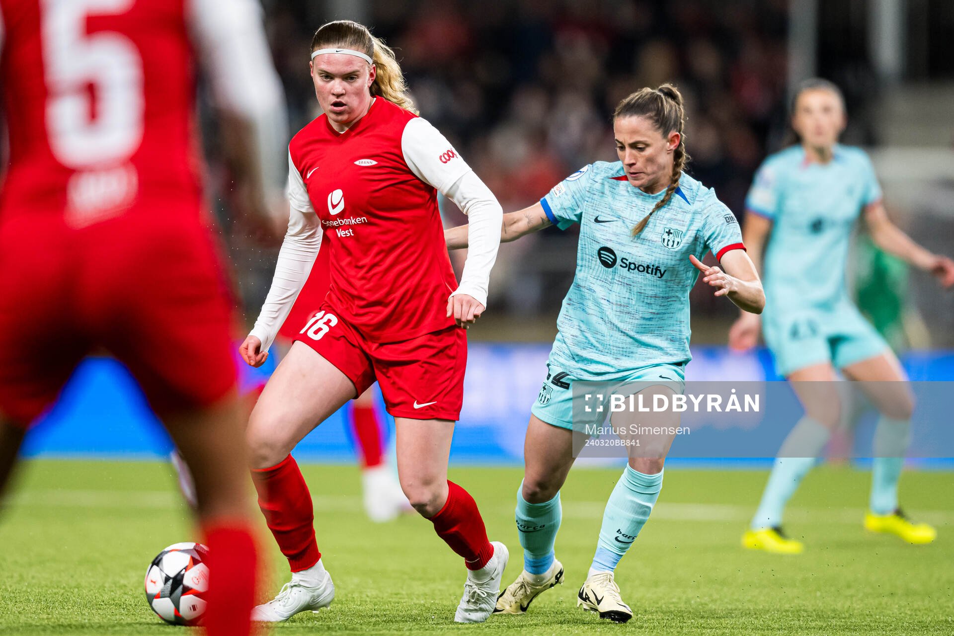Signe Gaupset of Brann and Ona Batlle of Barcelona