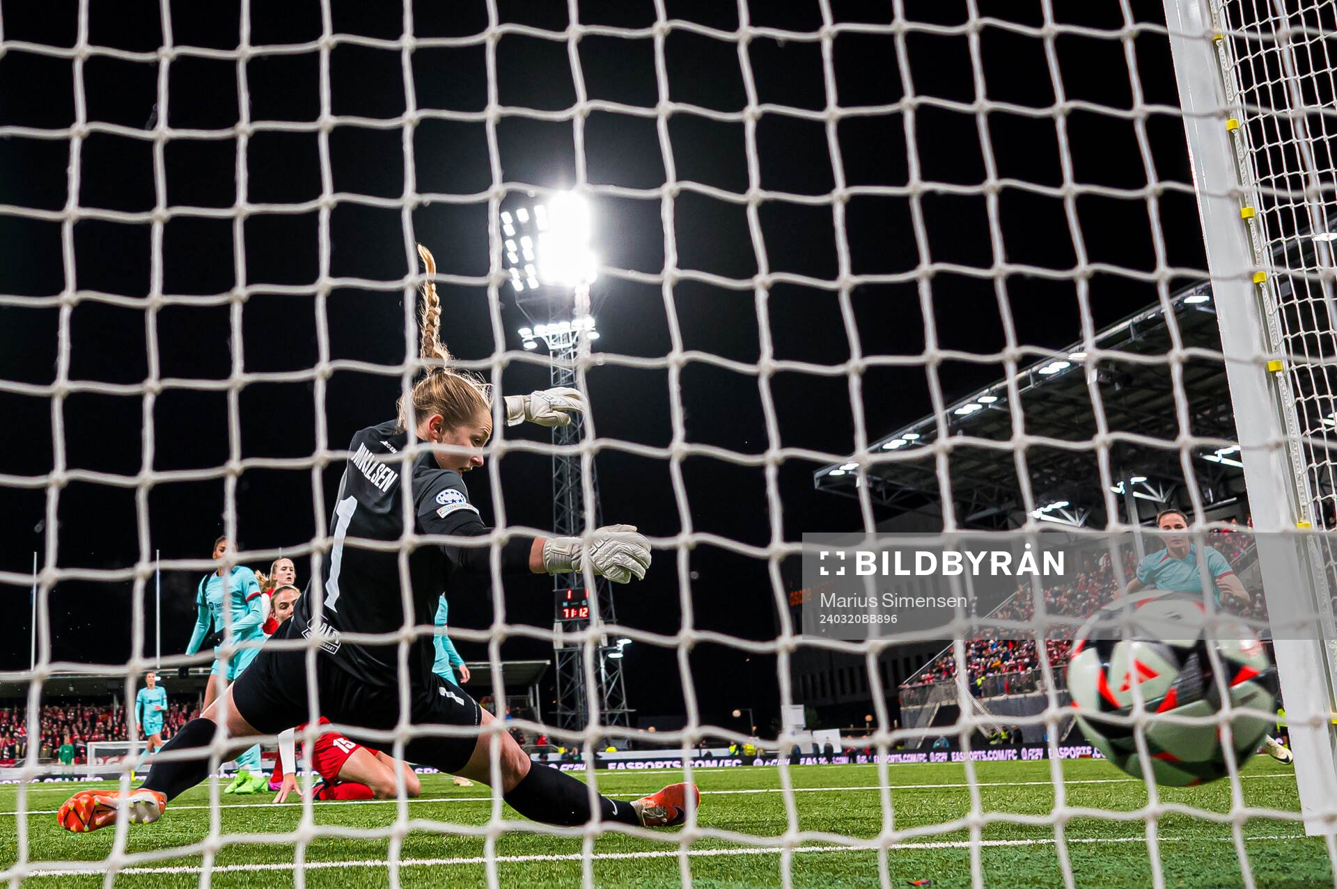 Salma Paralluelo of Barcelona scoring the 1-2 goal behind