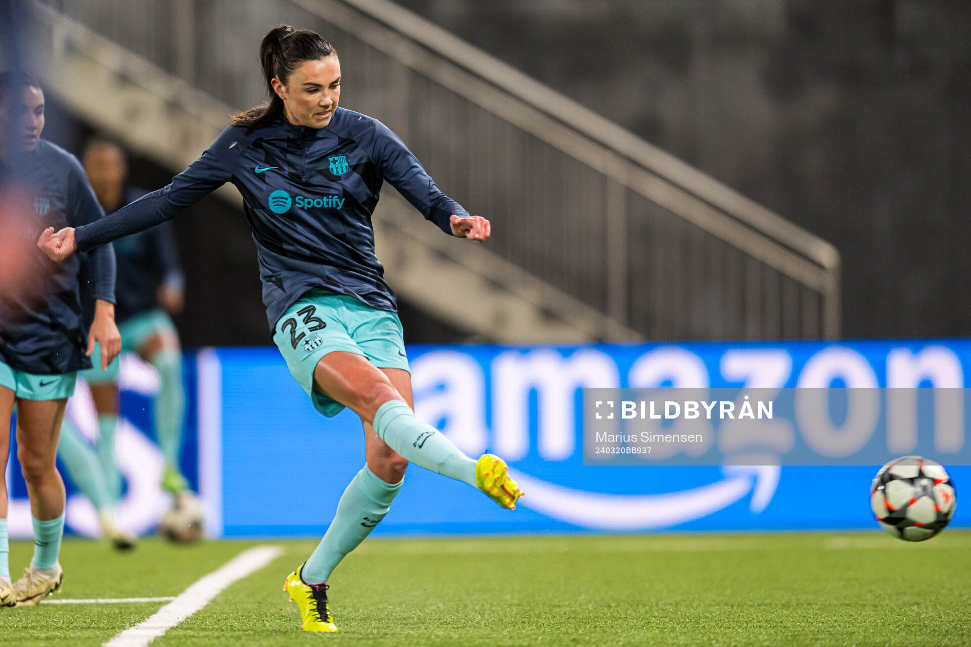 Ingrid Syrstad Engen of Barcelona warms up