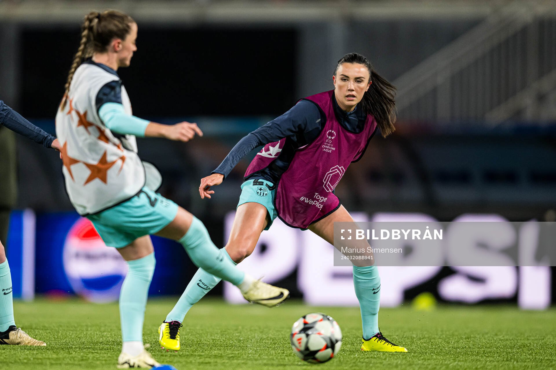 Ingrid Syrstad Engen of Barcelona warms up
