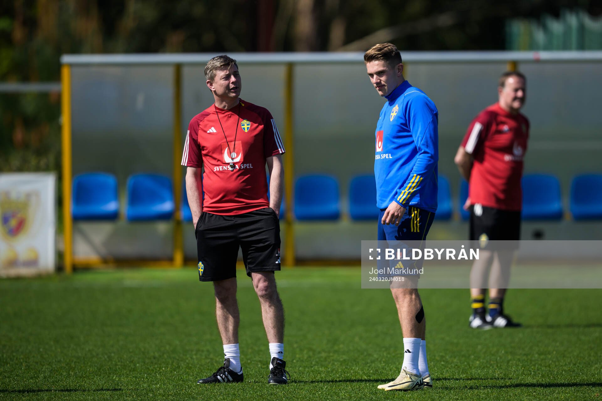Head coach Jon Dahl Tomasson and Viktor Gyökeres of the