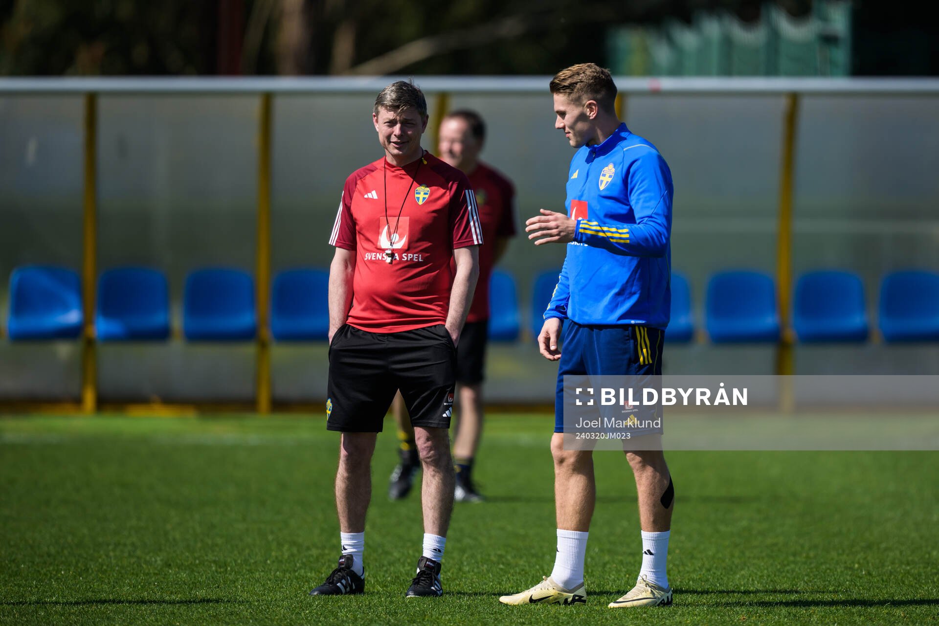 Head coach Jon Dahl Tomasson and Viktor Gyökeres of the