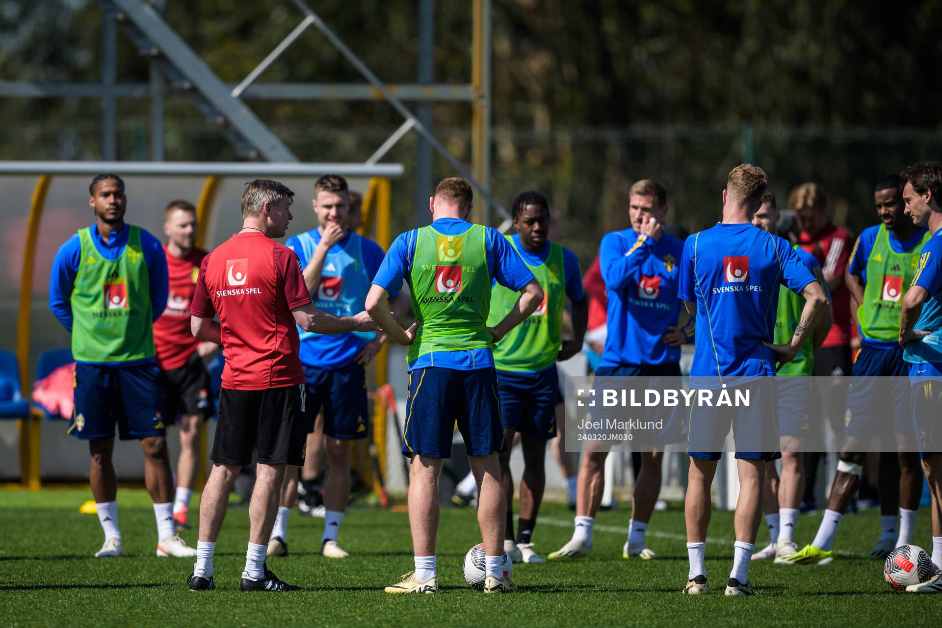Head coach Jon Dahl Tomasson talking to players of the