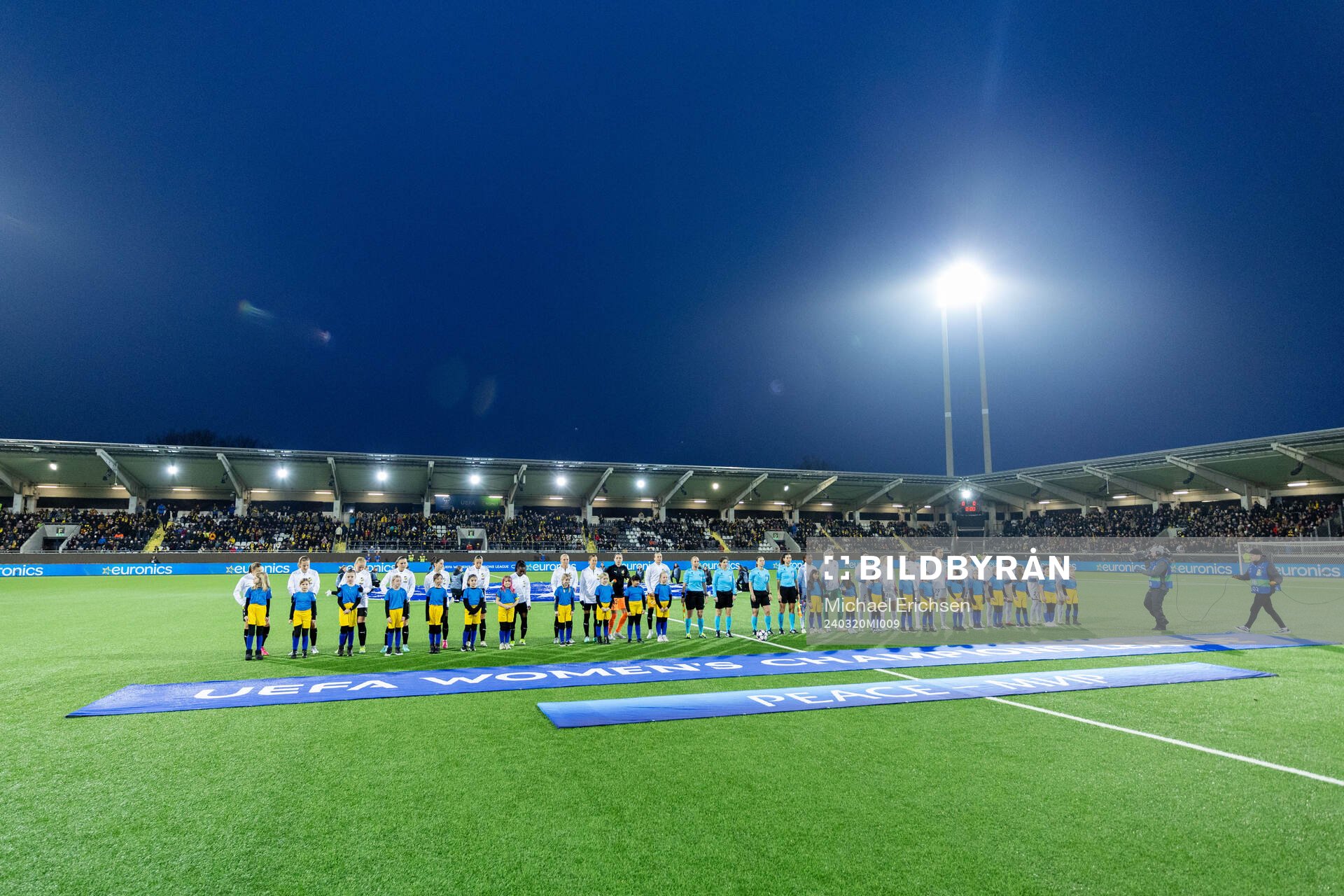Players of Häcken and of Paris Saint Germain