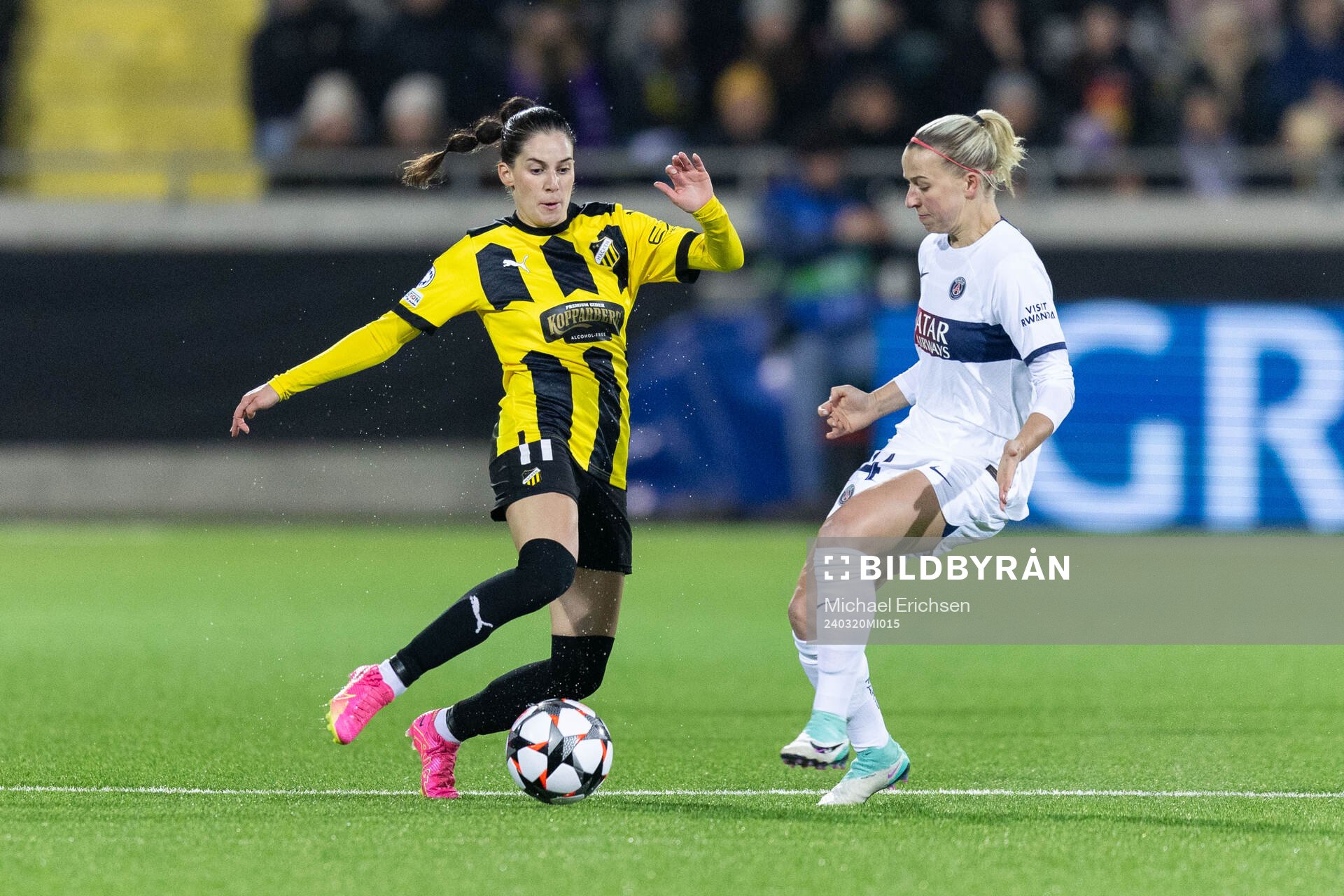 Clarissa Larisey of Häcken and Jackie Groenen of Paris