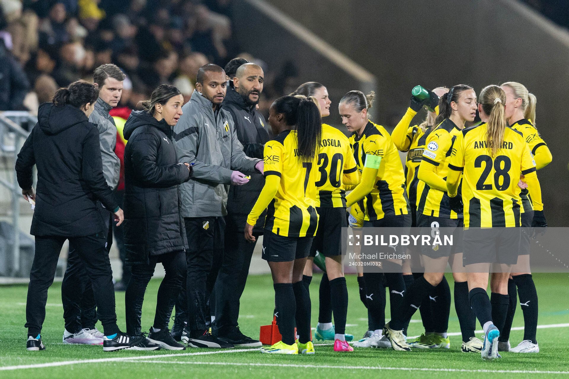 Players of Häcken with Head coach Mak Lind