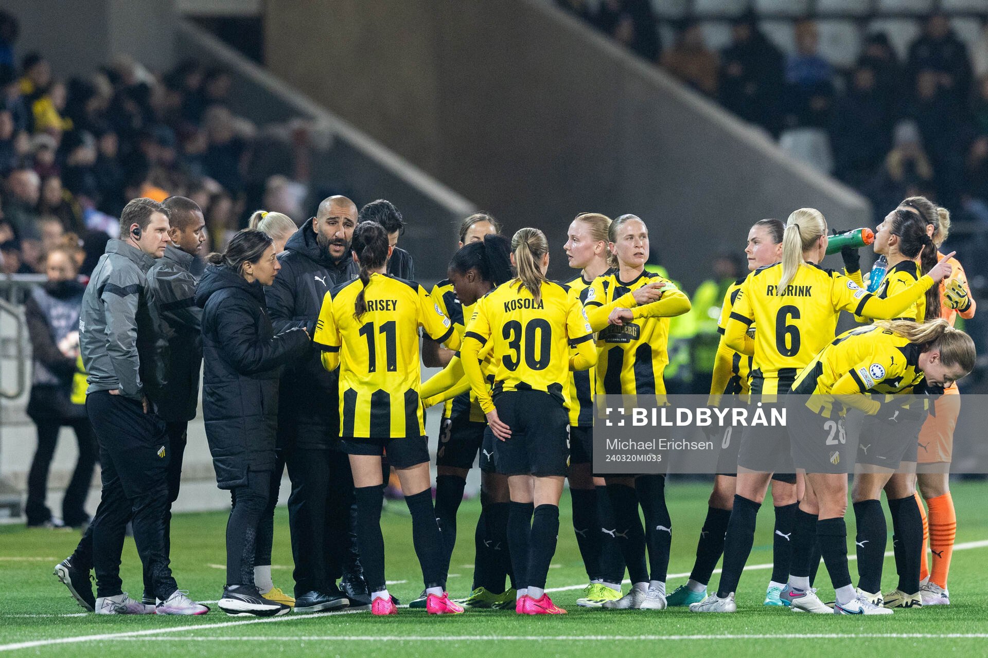 Players of Häcken with Head coach Mak Lind