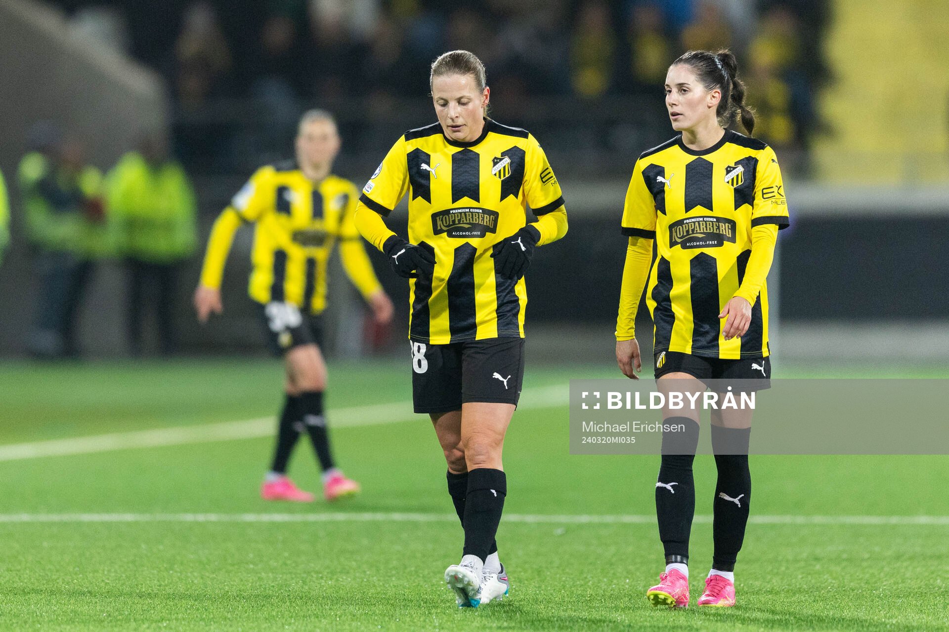 Anna Anvegård and Clarissa Larisey of Häcken look dejected