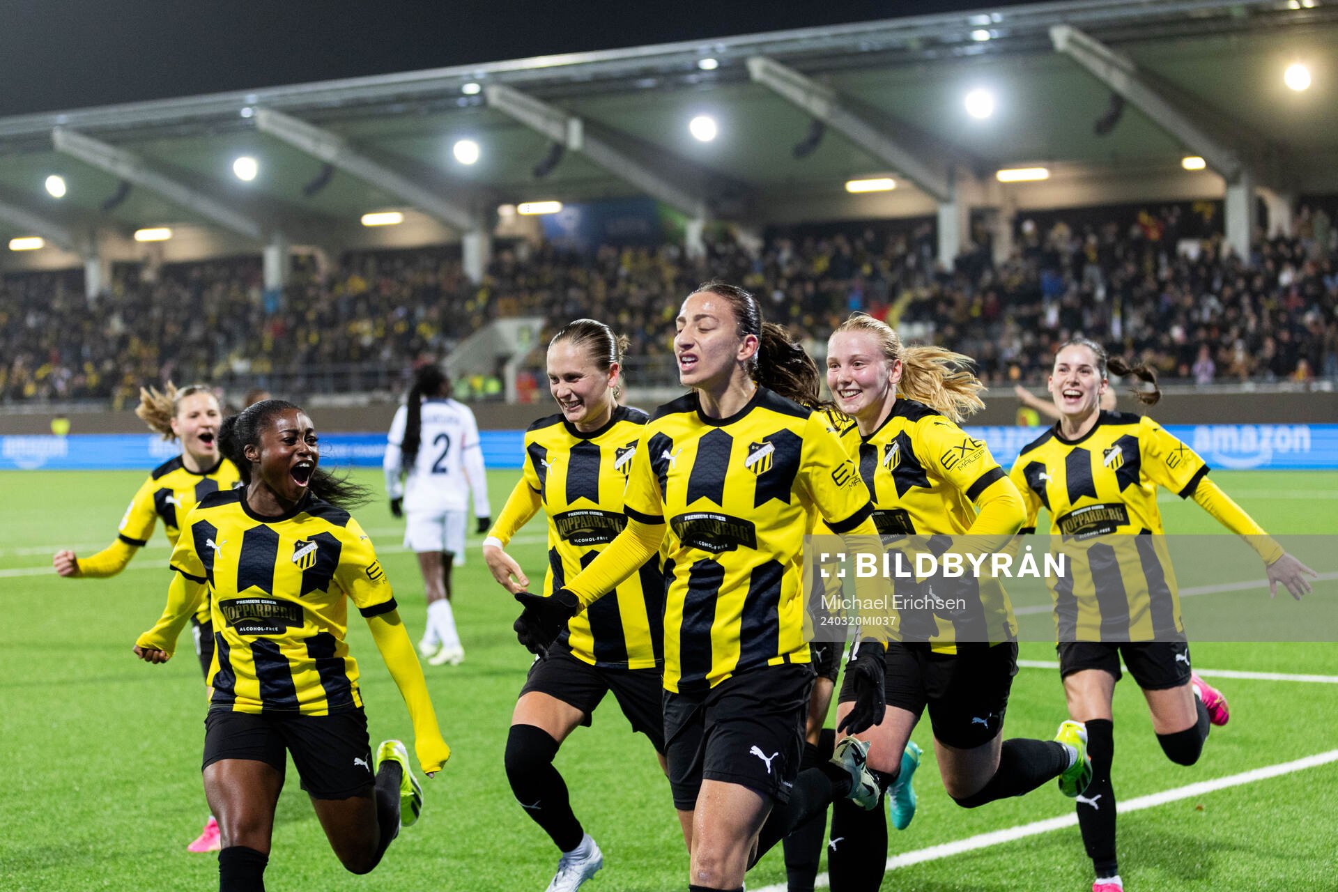 Rusul Rosa Kafaji of Häcken celebrates with team mates