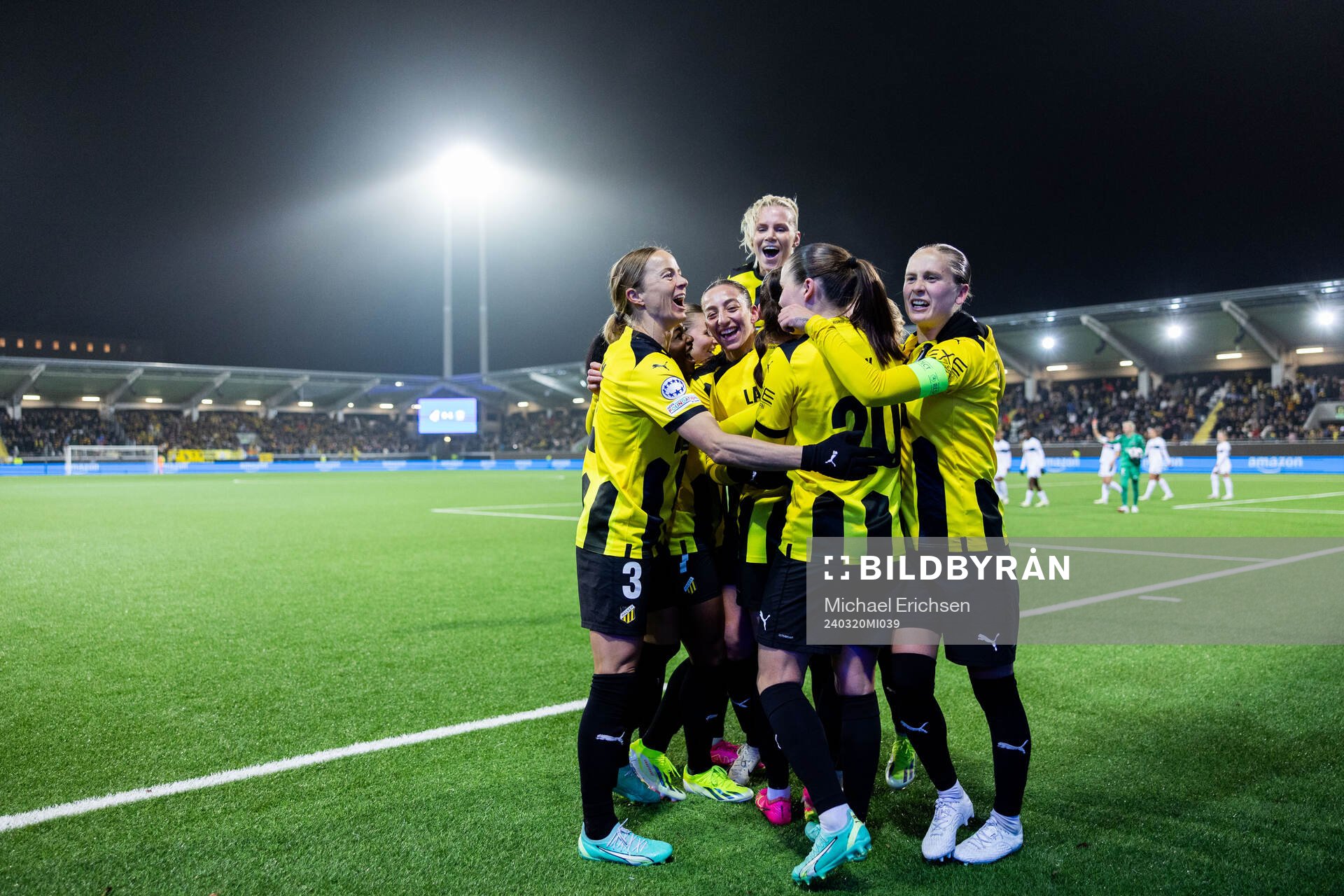 Rusul Rosa Kafaji of Häcken celebrates with  team mates