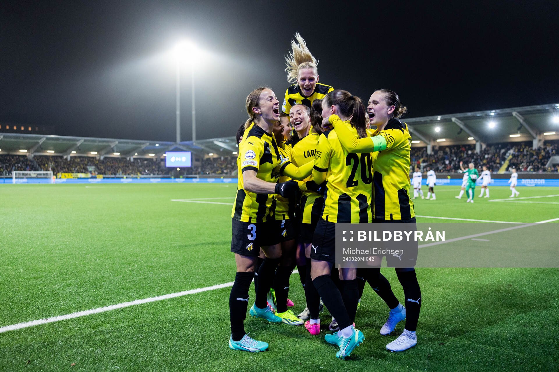 Rusul Rosa Kafaji of Häcken celebrates with team mates