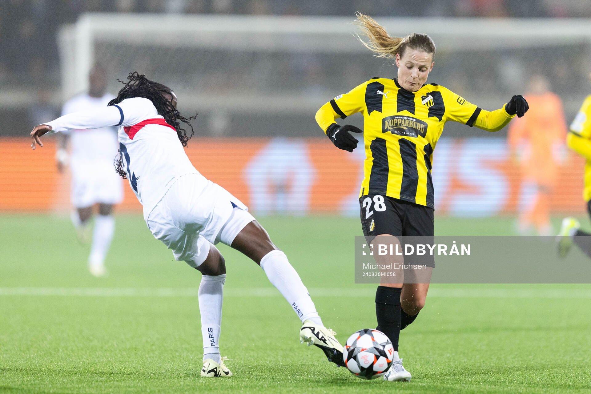 Thiniba Samoura of Paris Saint Germain and Anna Anvegård of Häcken during the UEFA Women's Champions League quarterfinal between Häcken and Paris Saint Germain on March 20, 2024 in Göteborg.
