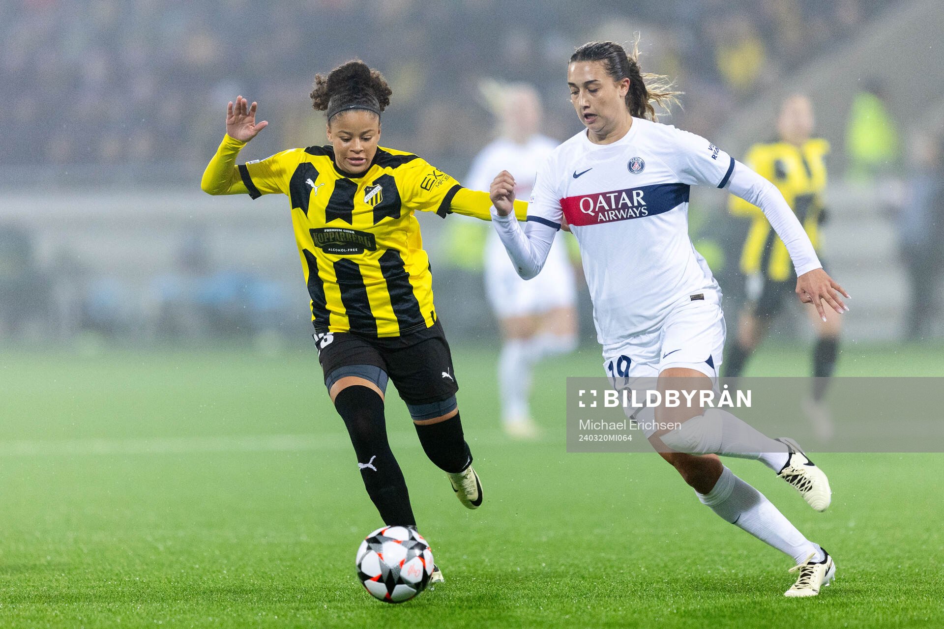 Felicia Schröder of Häcken and Eva Gaetino of Paris Saint