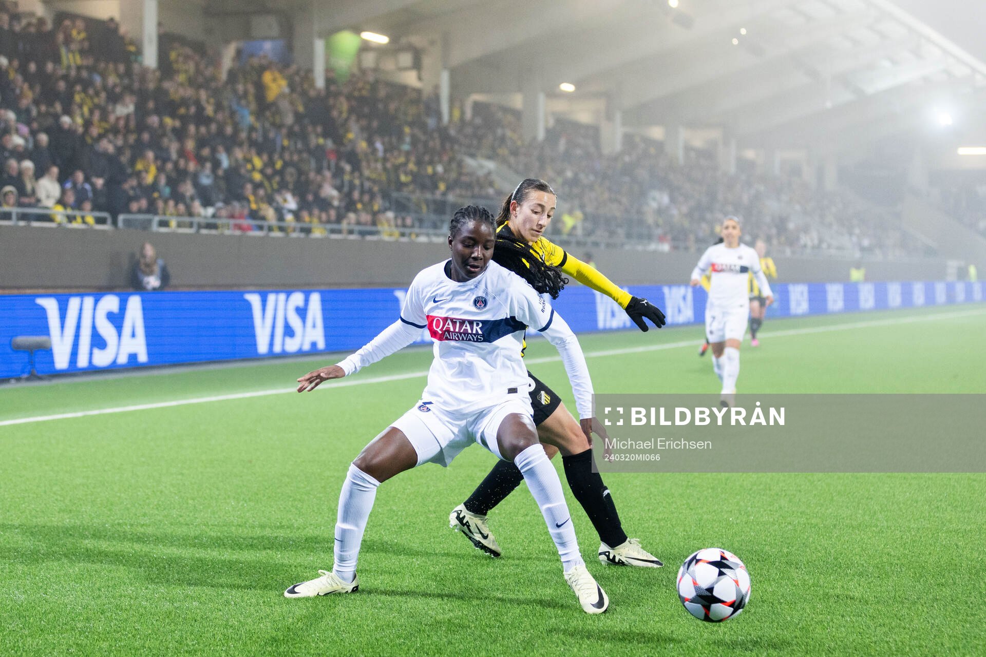Thiniba Samoura of Paris Saint Germain and Rusul Rosa Kafaji of Häcken during the UEFA Women's Champions League quarterfinal between Häcken and Paris Saint Germain on March 20, 2024 in Göteborg.
