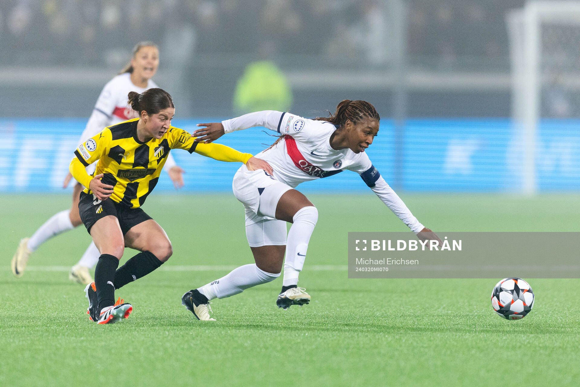 Ruby Grant of Häcken and Grace Geyoro of Paris Saint Germain during the UEFA Women's Champions League quarterfinal between Häcken and Paris Saint Germain on March 20, 2024 in Göteborg.