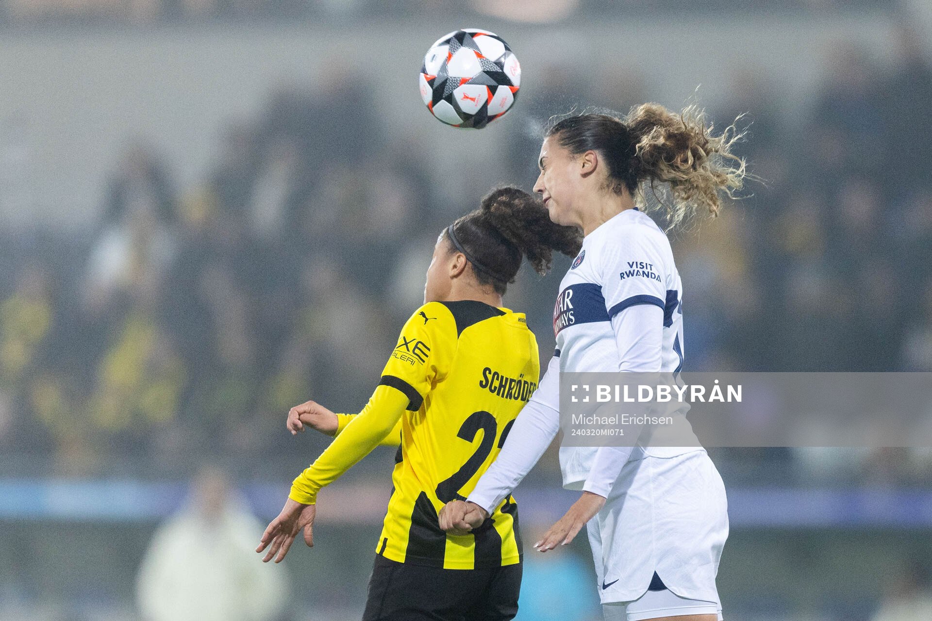 Felicia Schröder of Häcken and Eva Gaetino of Paris Saint