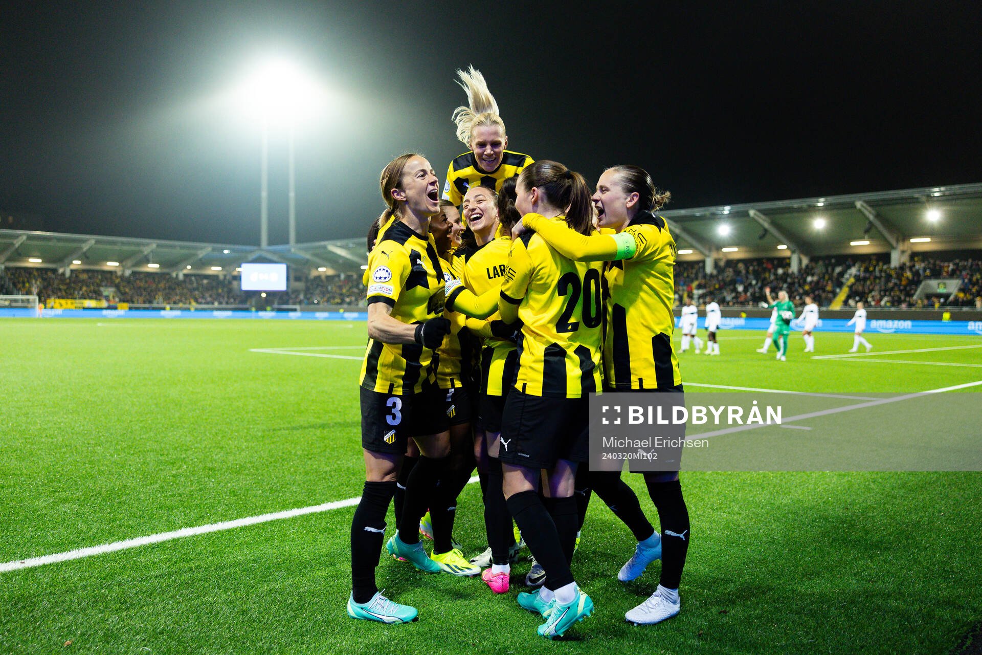 Rusul Rosa Kafaji of Häcken celebrates with team mates