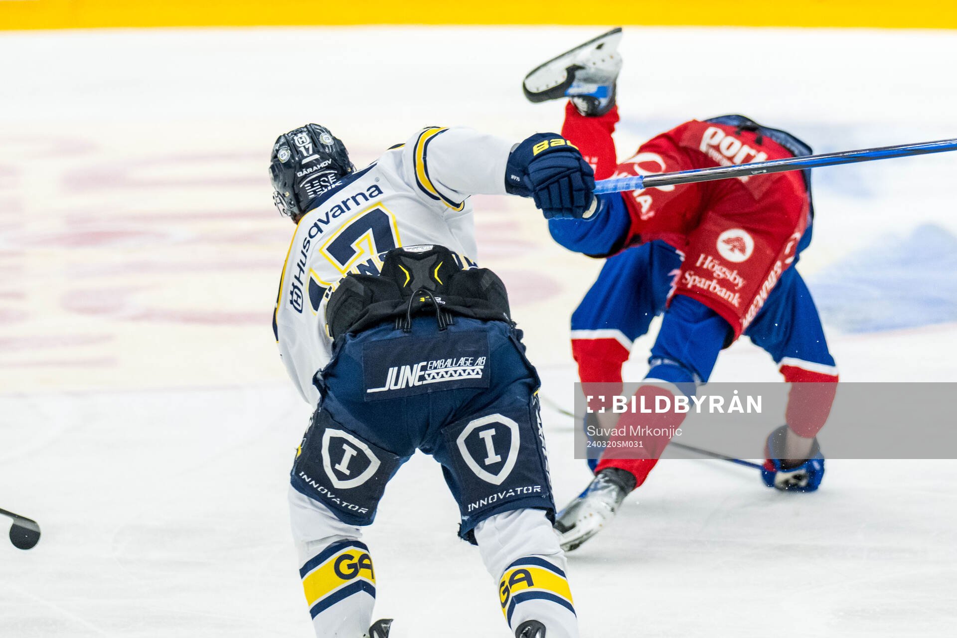 HV71s Isac Brännström och Oskarshamns Viktor Lodin