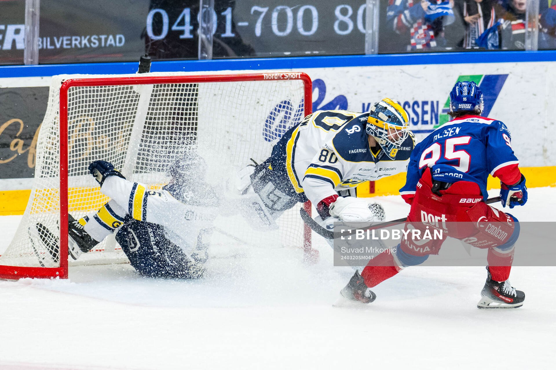 HV71s Victor Sjöholm och målvakt Frederik Dichow och