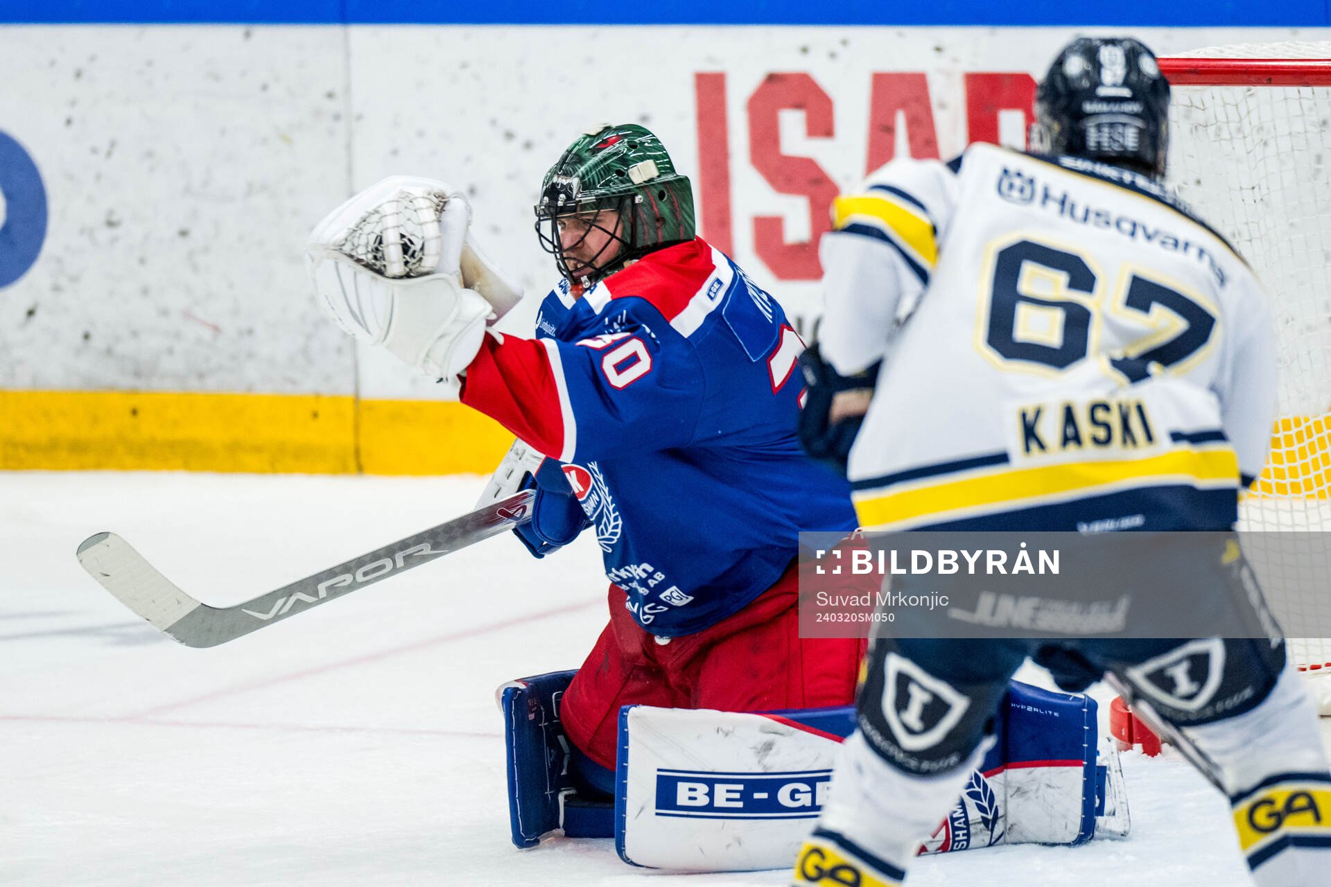 Oskarshamns målvakt Tomas Rydén och HV71s Oliwer Kaski