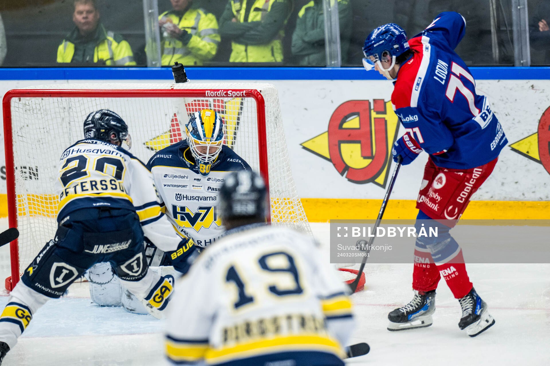 HV71s målvakt Frederik Dichow och Oskarshamns Viktor Lodin