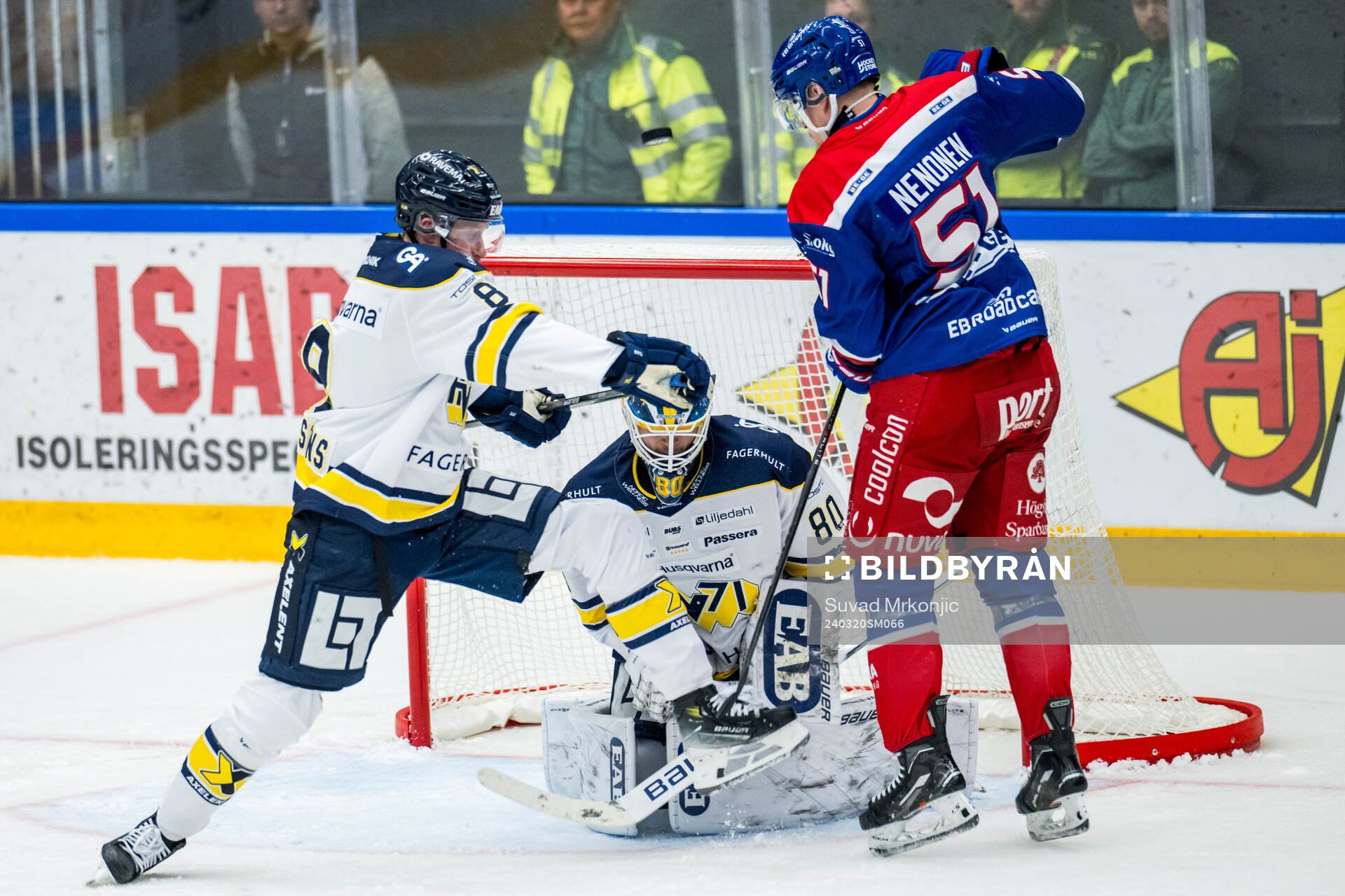 HV71s Colby Sissons och målvakt Frederik Dichow och