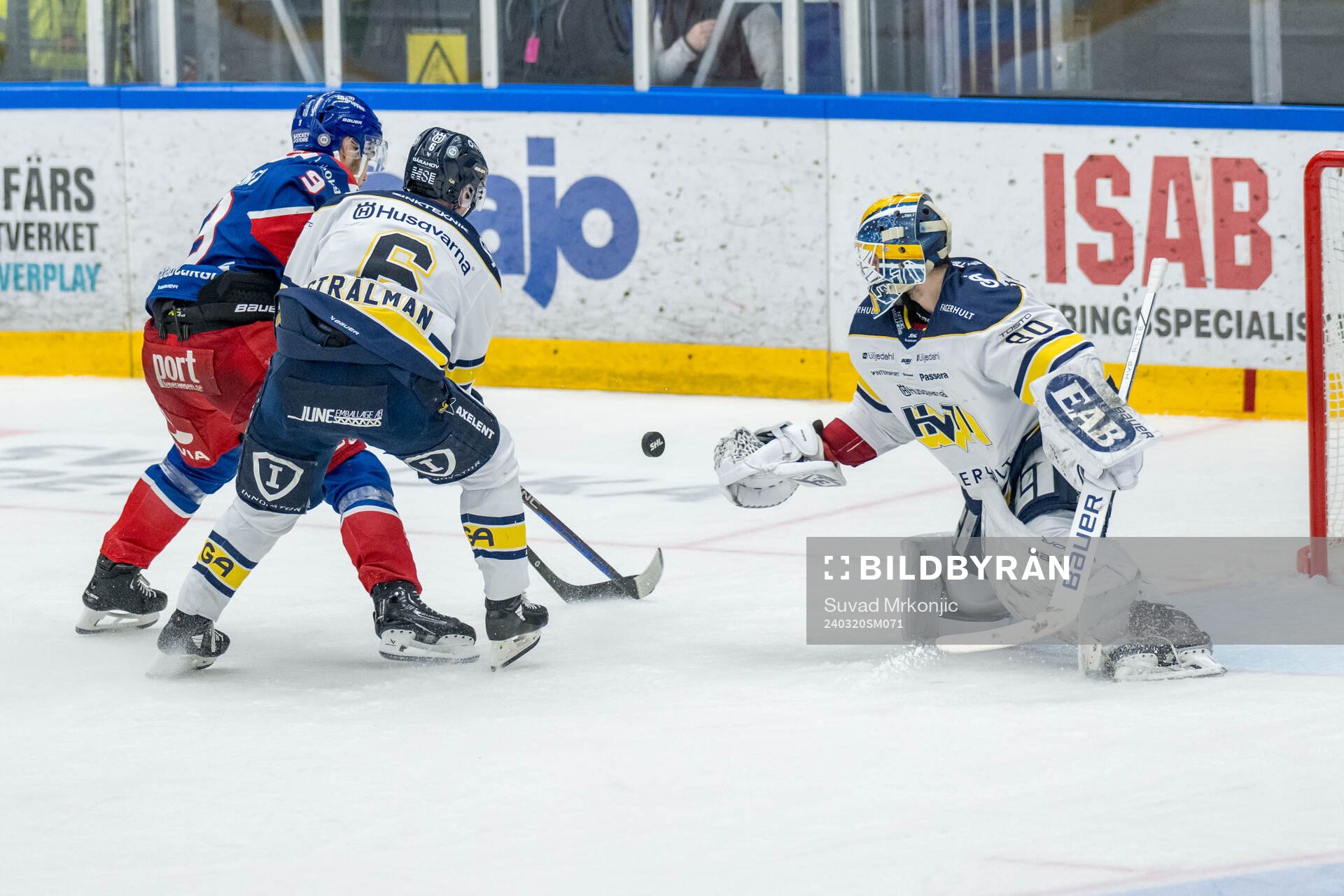 Oskarshamns Ahti Oksanen och HV71s Anton Strålman och