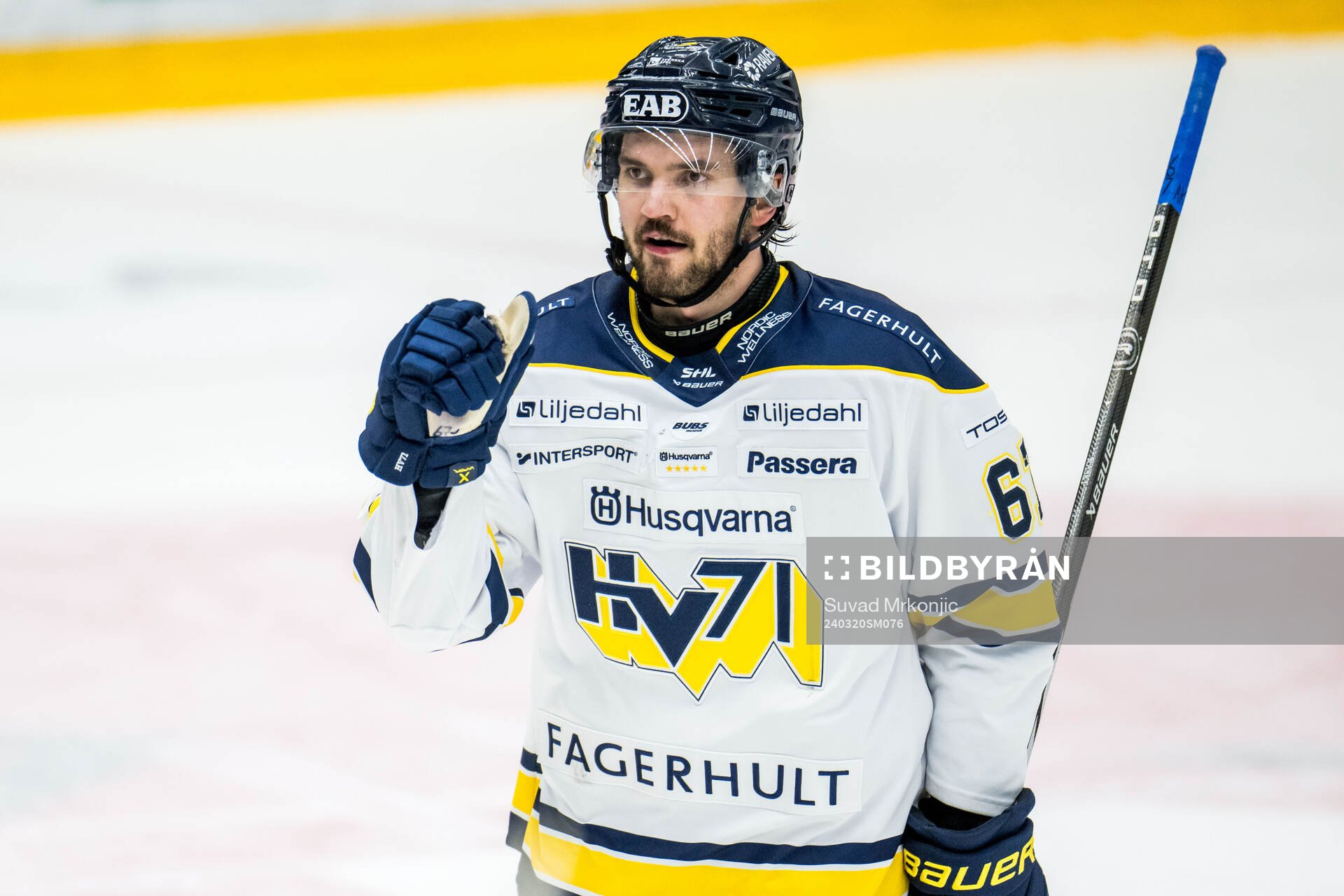 HV71s Oliwer Kaski jublar