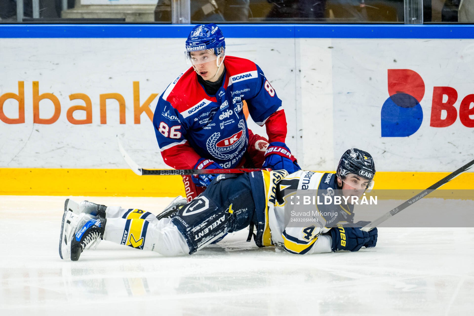 Oskarshamns Lukas Jasek och HV71s Hugo Fransson