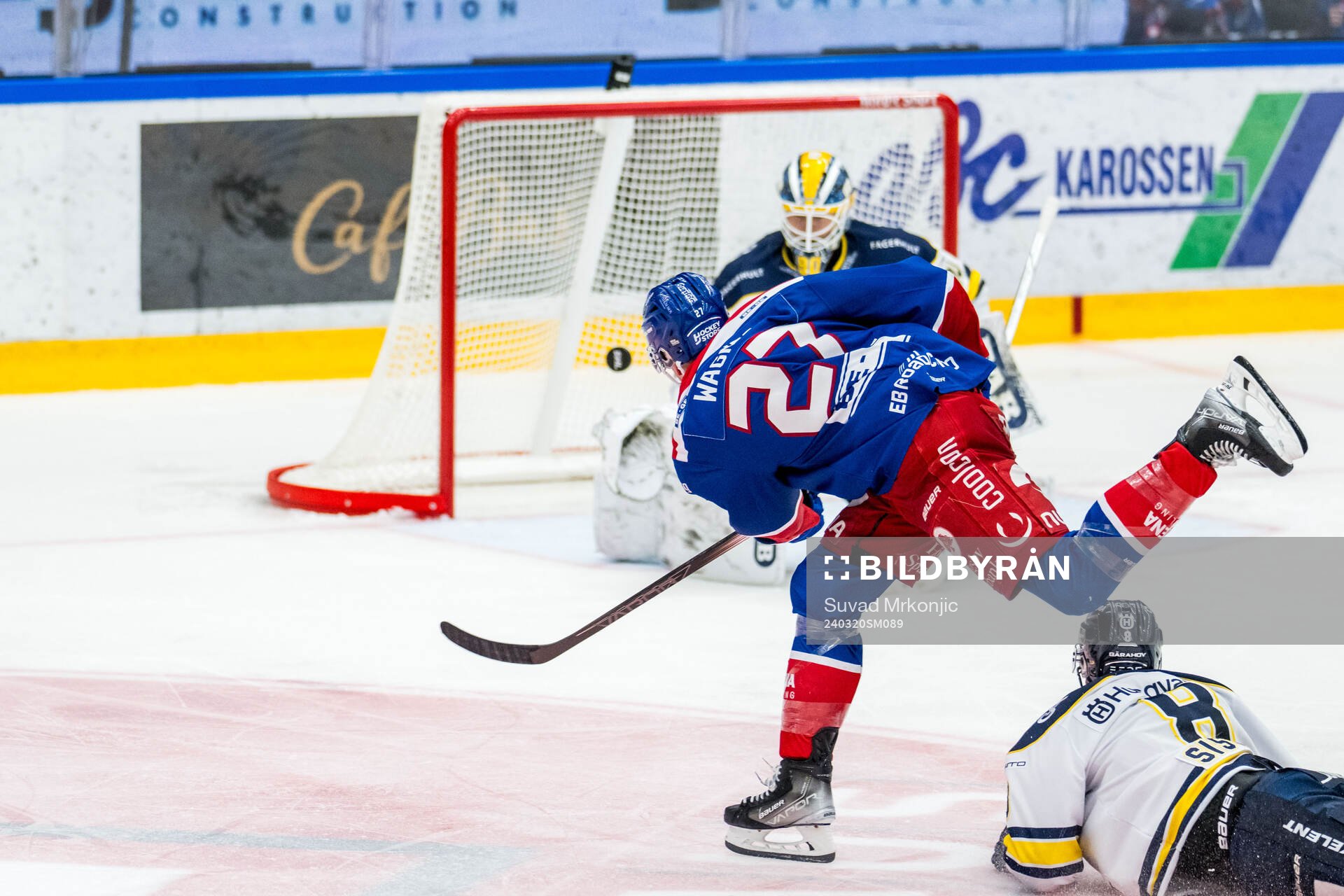 Oskarshamns Austin Wagner gör 2-1 bakom HV71s målvakt