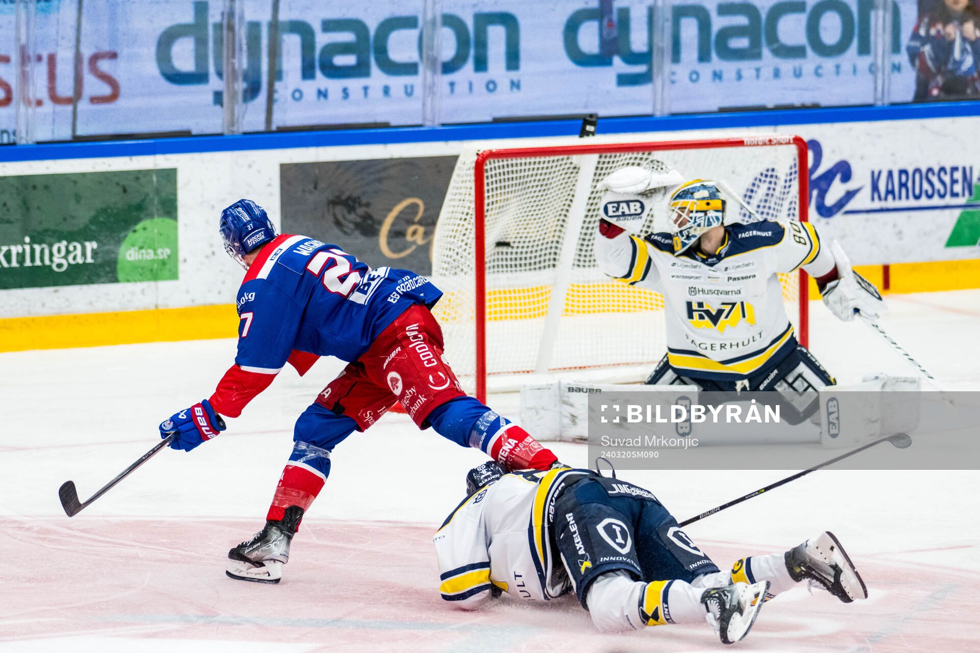 Oskarshamns Austin Wagner gör 2-1 bakom HV71s målvakt