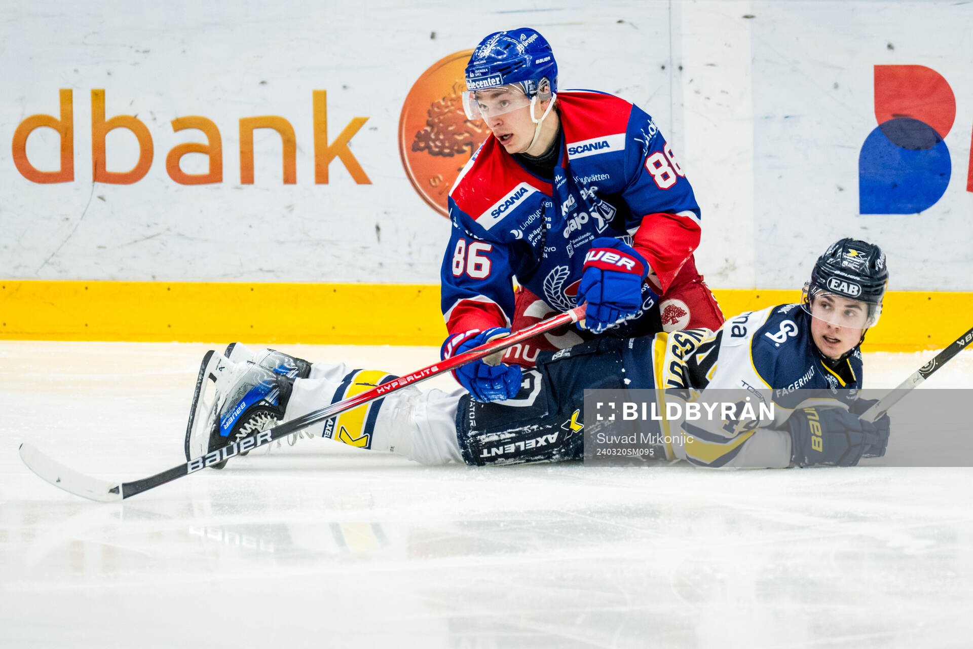 Oskarshamns Lukas Jasek och HV71s Hugo Fransson