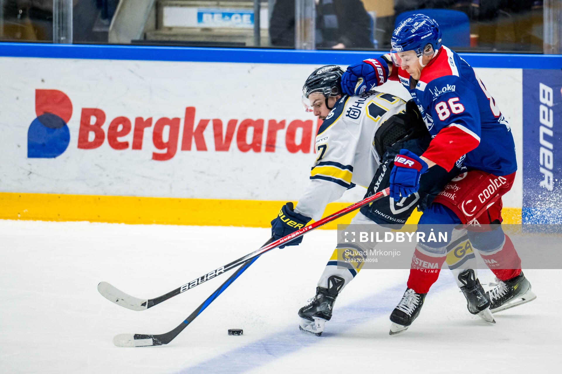 HV71s Isac Brännström och Oskarshamns Lukas Jasek