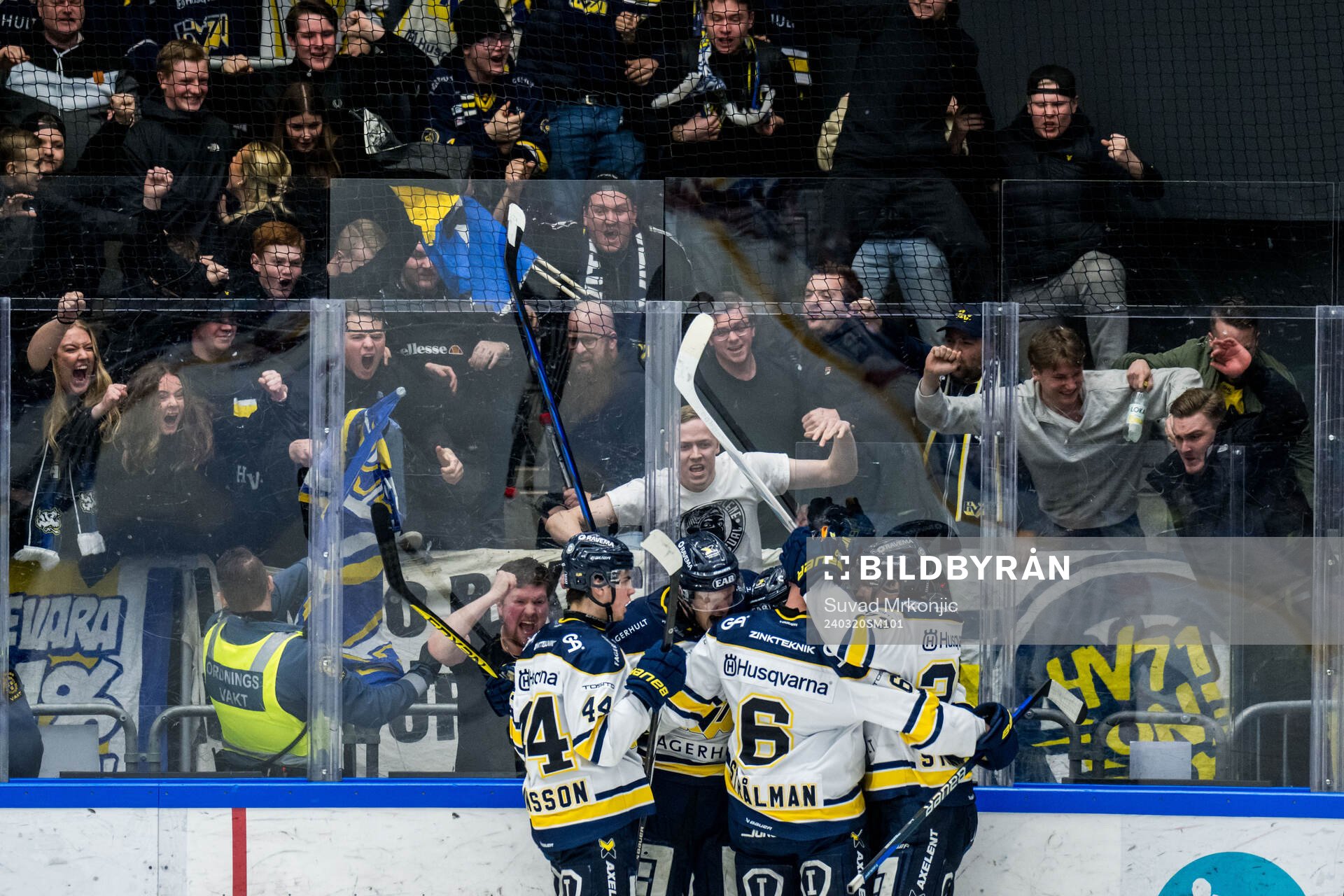 HV71s Isac Brännström jublar med lagkamrater