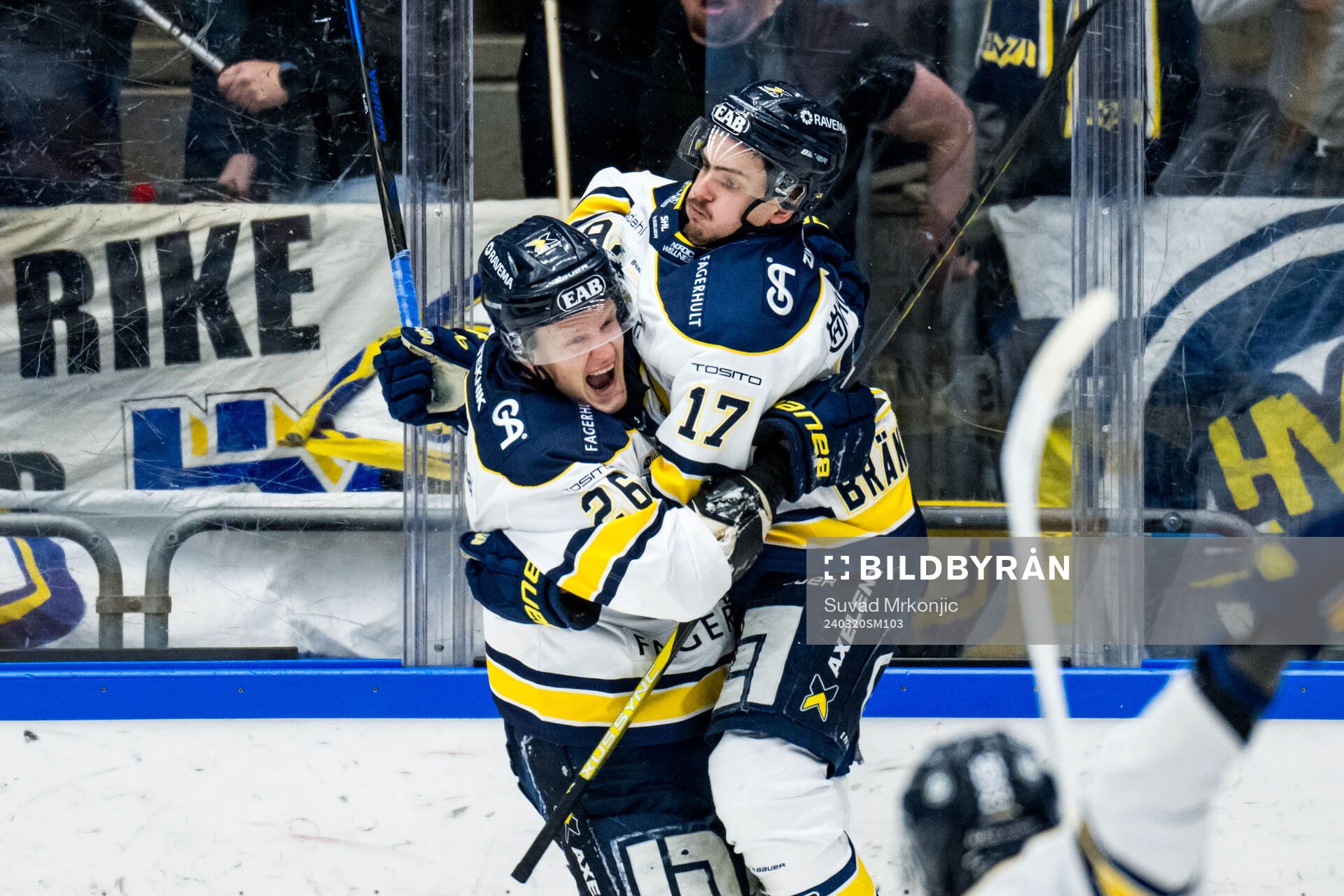 HV71s Isac Brännström jublar med Tommi Tikka