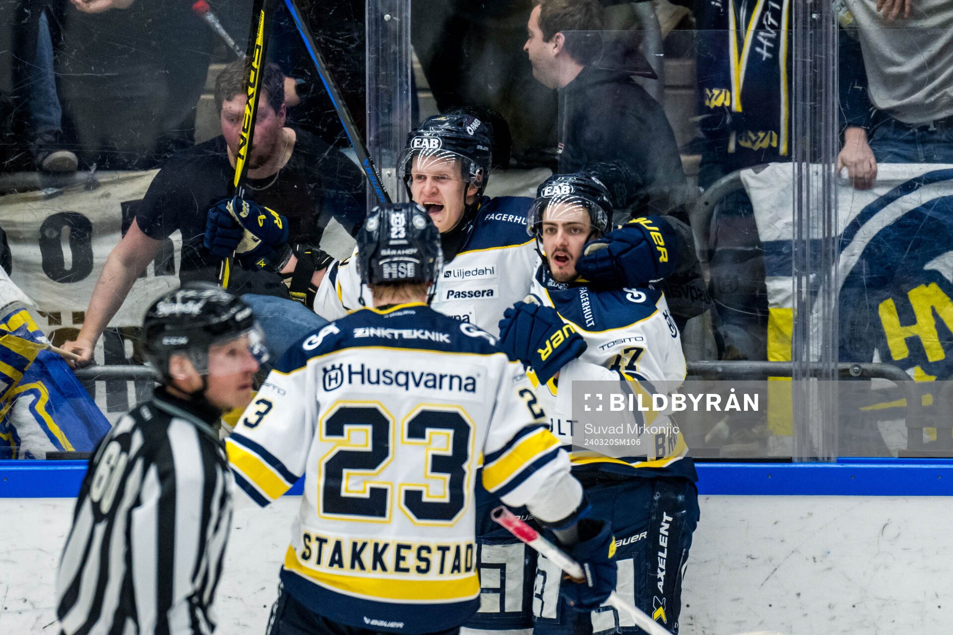 HV71s Isac Brännström jublar med Tommi Tikka och Åke