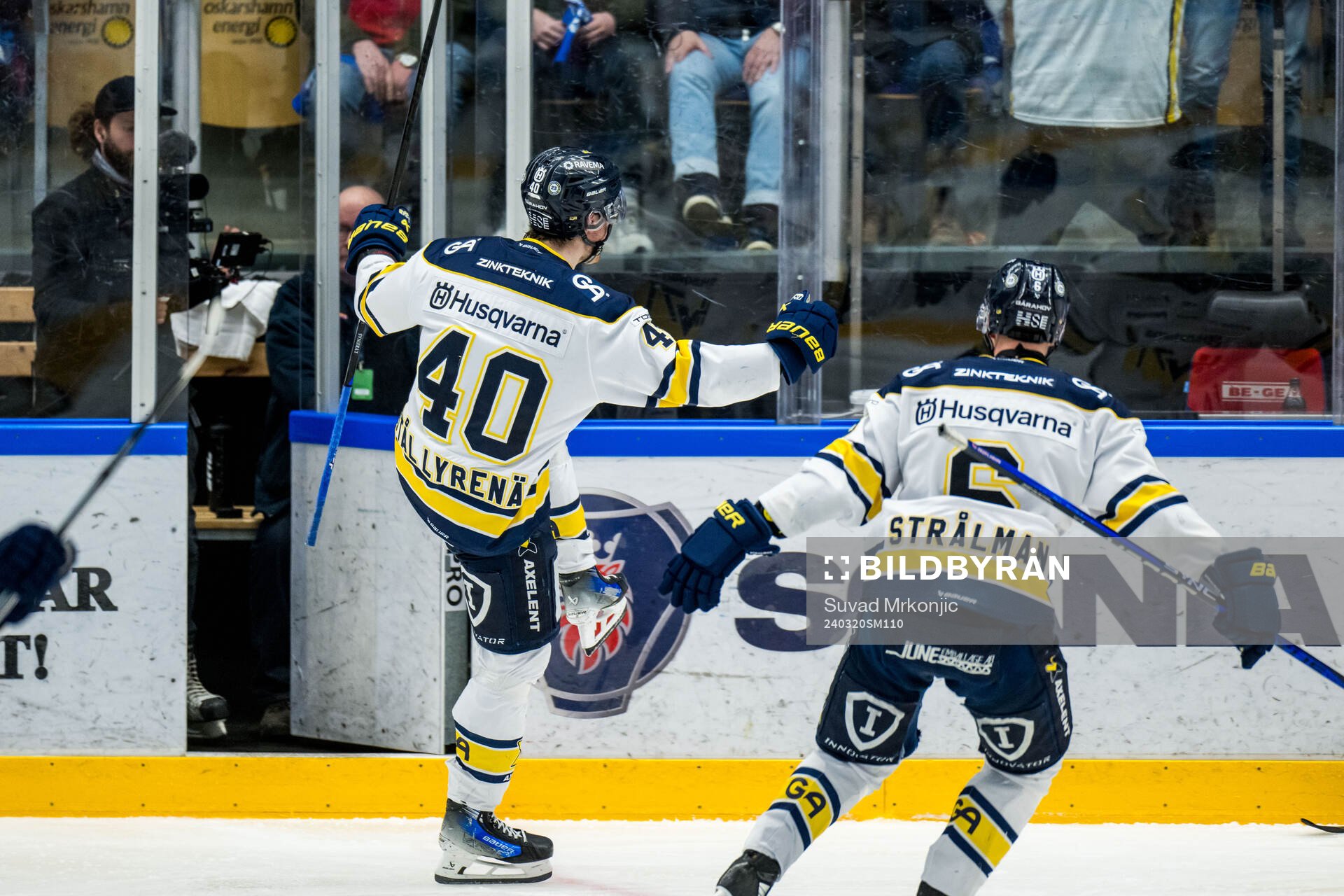 HV71s Oskar Stål-Lyrenäs jublar med Anton Strålman