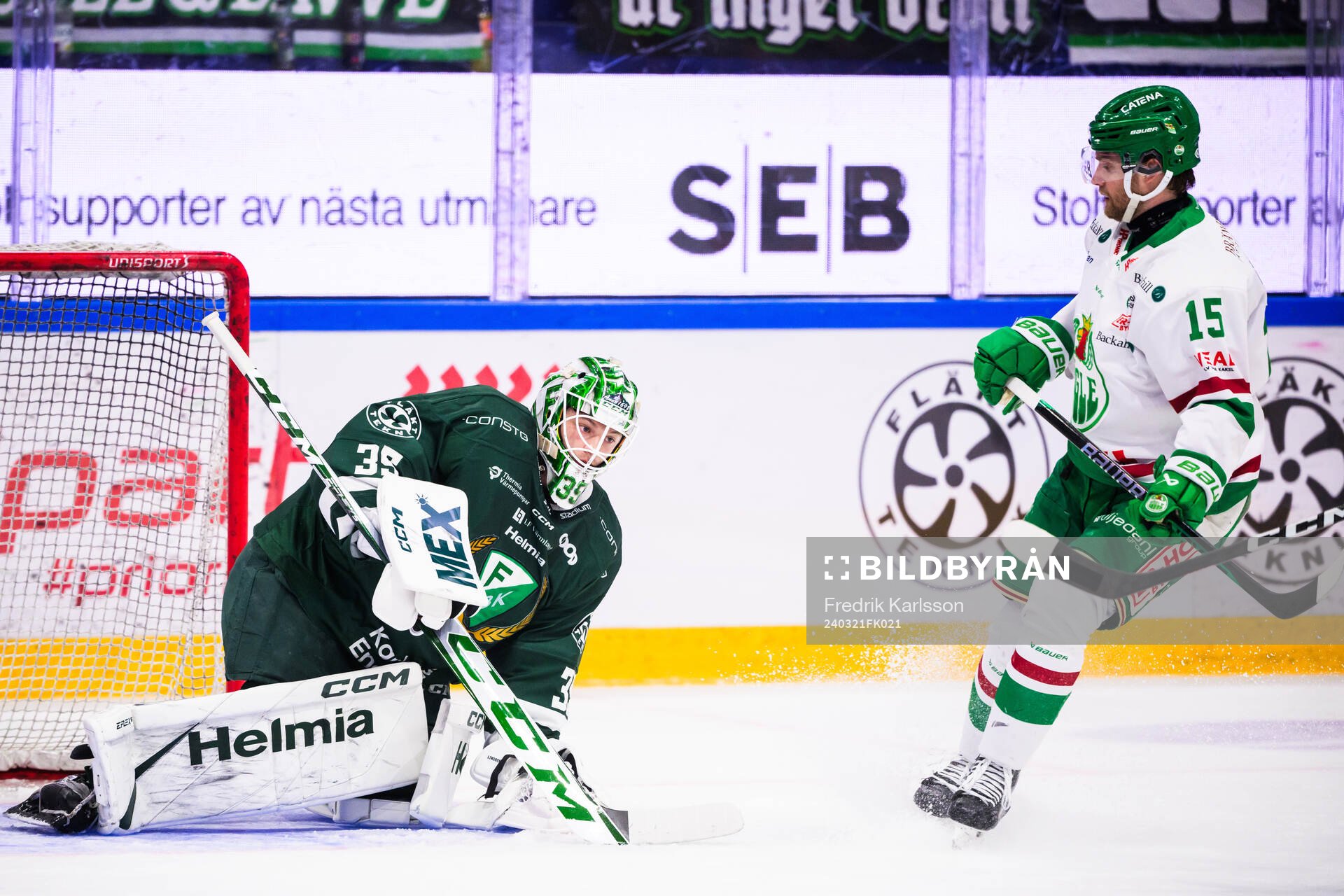 Färjestads målvakt Carl Lindbom och Rögles Simon Ryfors