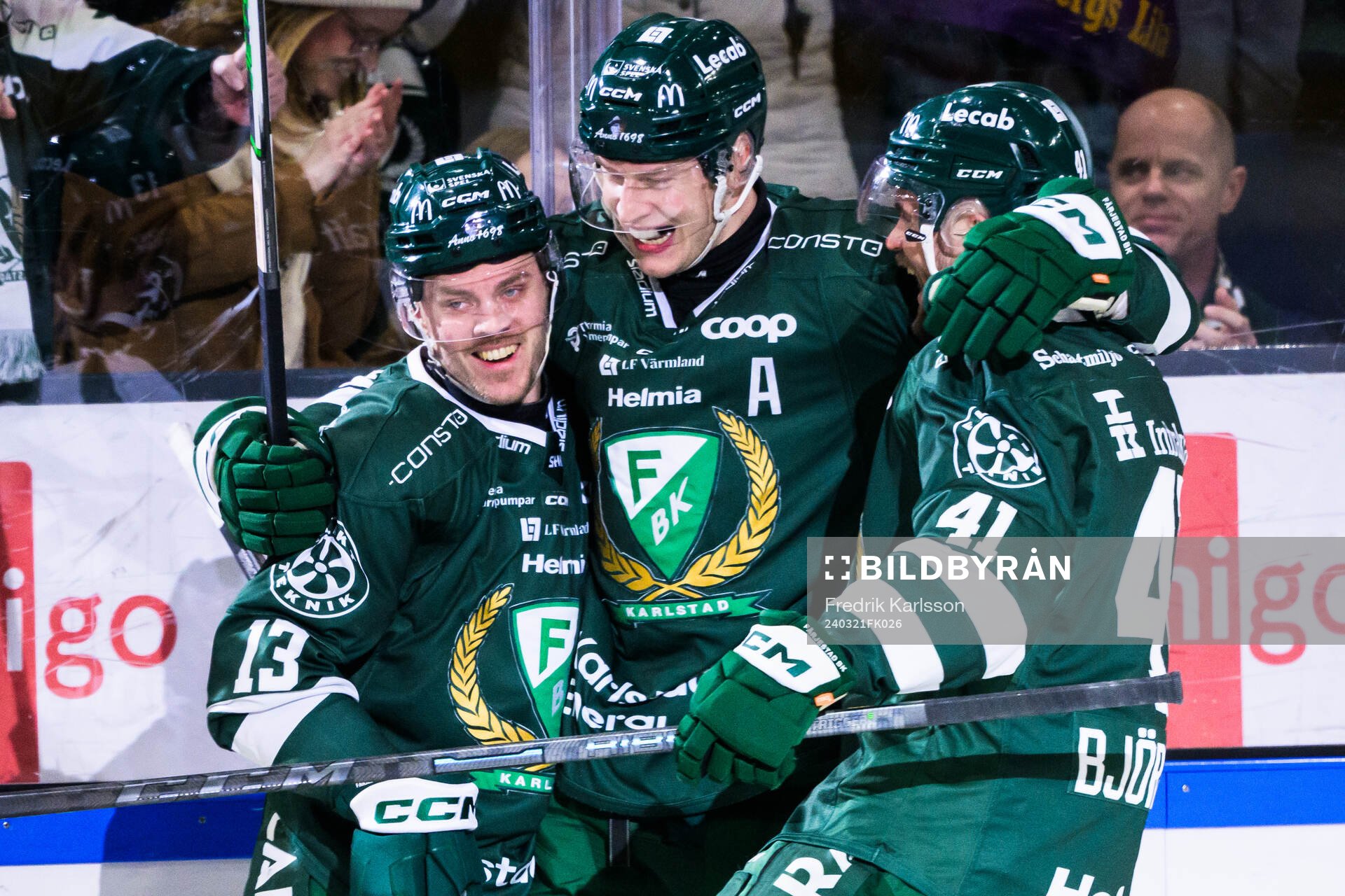 Färjestads Joel Kellman jublar med lagkamrater