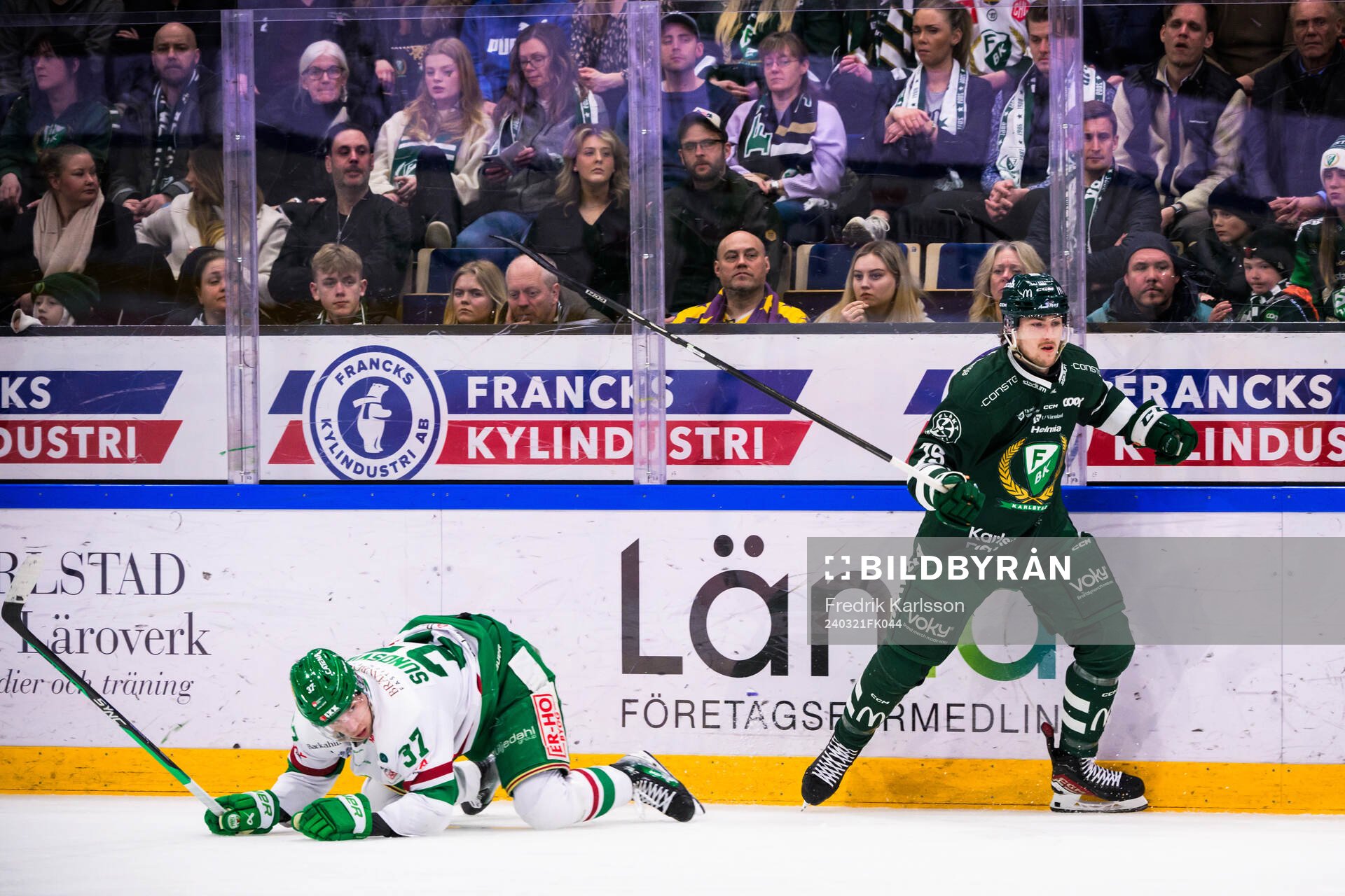 Rögles Albin Sundsvik och Färjestads Jeremy Salvas Groleau